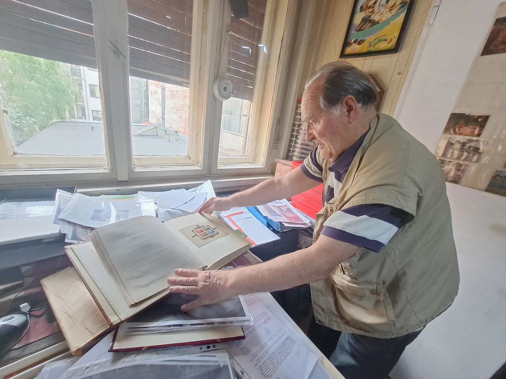 Vojtech Farkaš rád zbieral poštové známky a ukazoval nám aj svoju vzácnu zbierku.