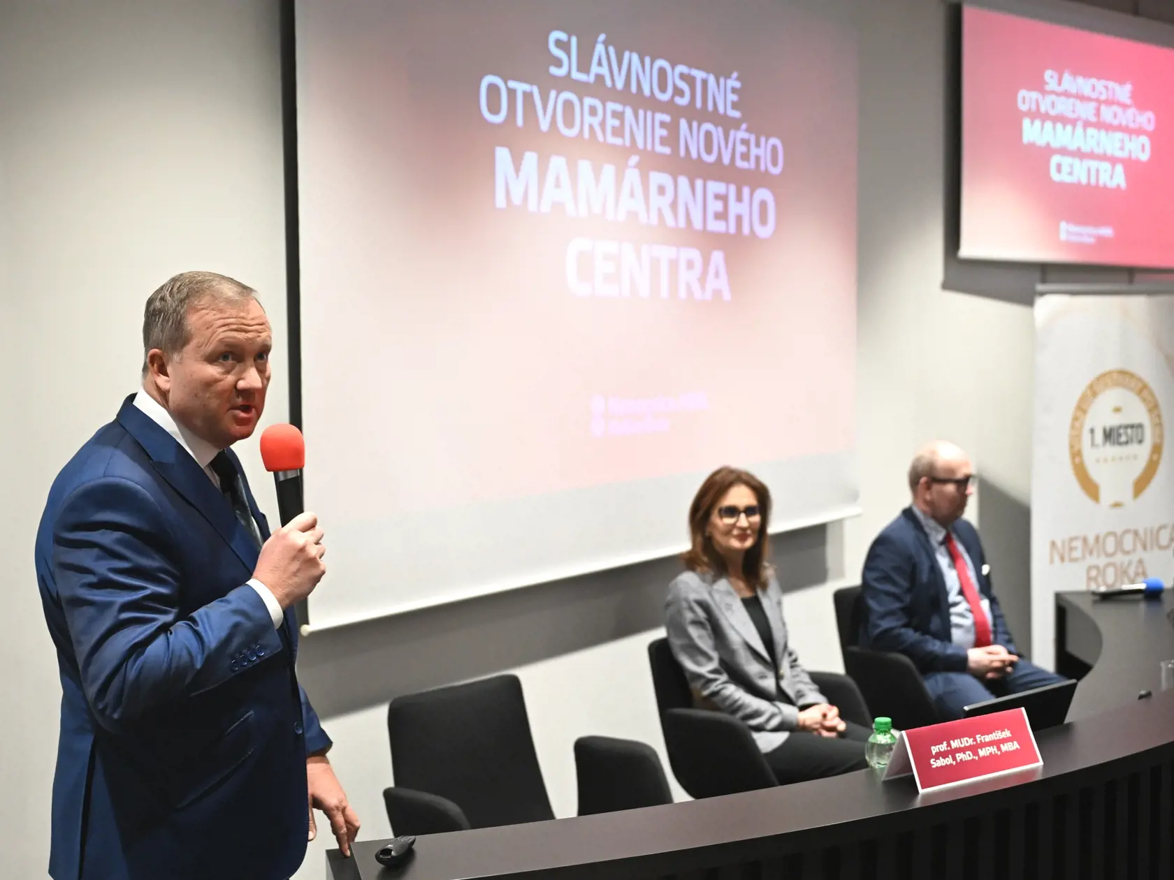 Na snímke zľava generálny riaditeľ nemocnice Agel Košice - Šaca František Sabol a medicínska riaditeľka Agel Andrea Kalavská počas slávnostného otvorenia nového mamárneho centra v Nemocnici AGEL v Košiciach - Šaci 26. februára 2025.FOTO TASR – František Iván
