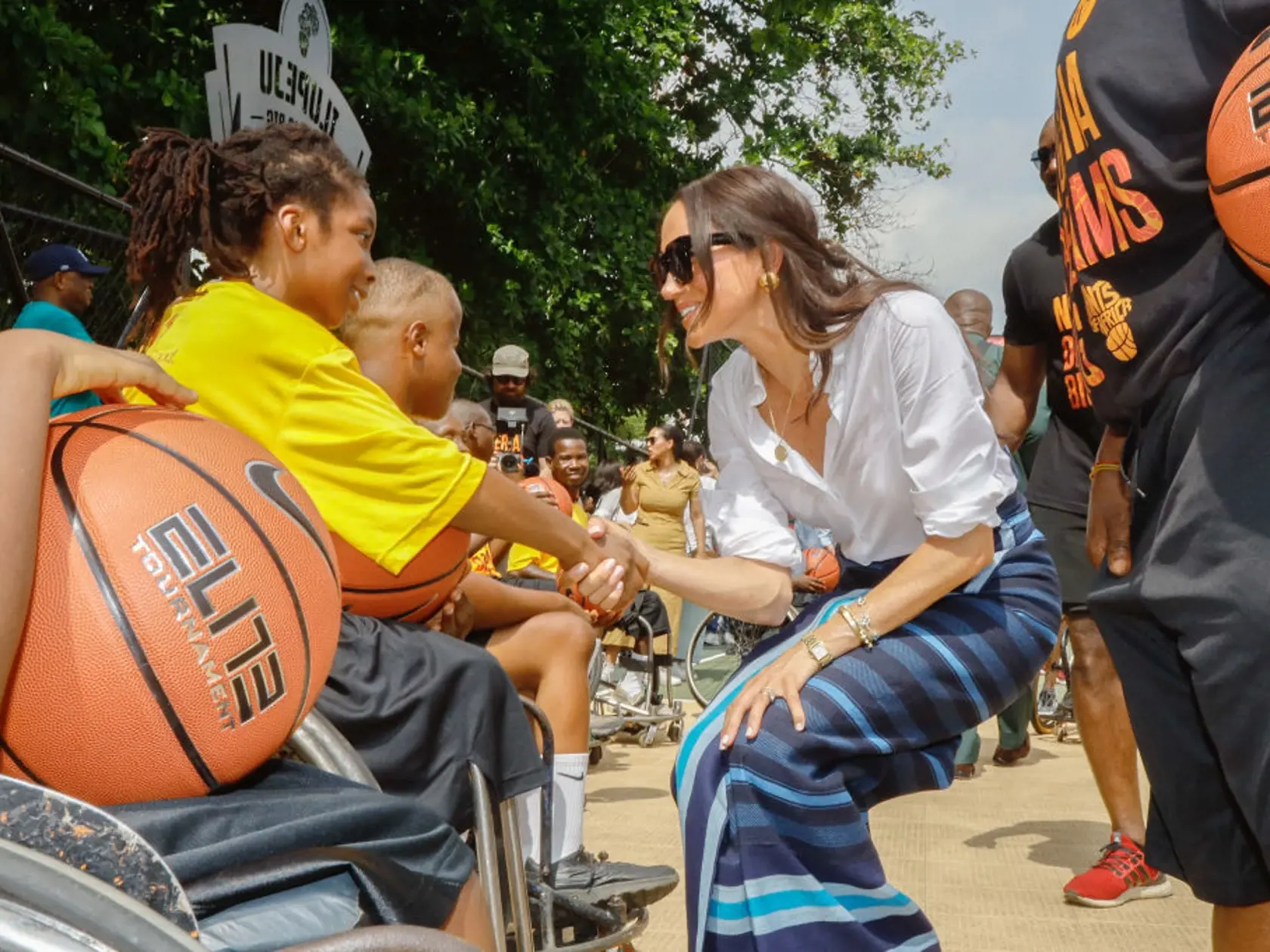 Meghan Markle v tradičnej zavinovacej sukni.