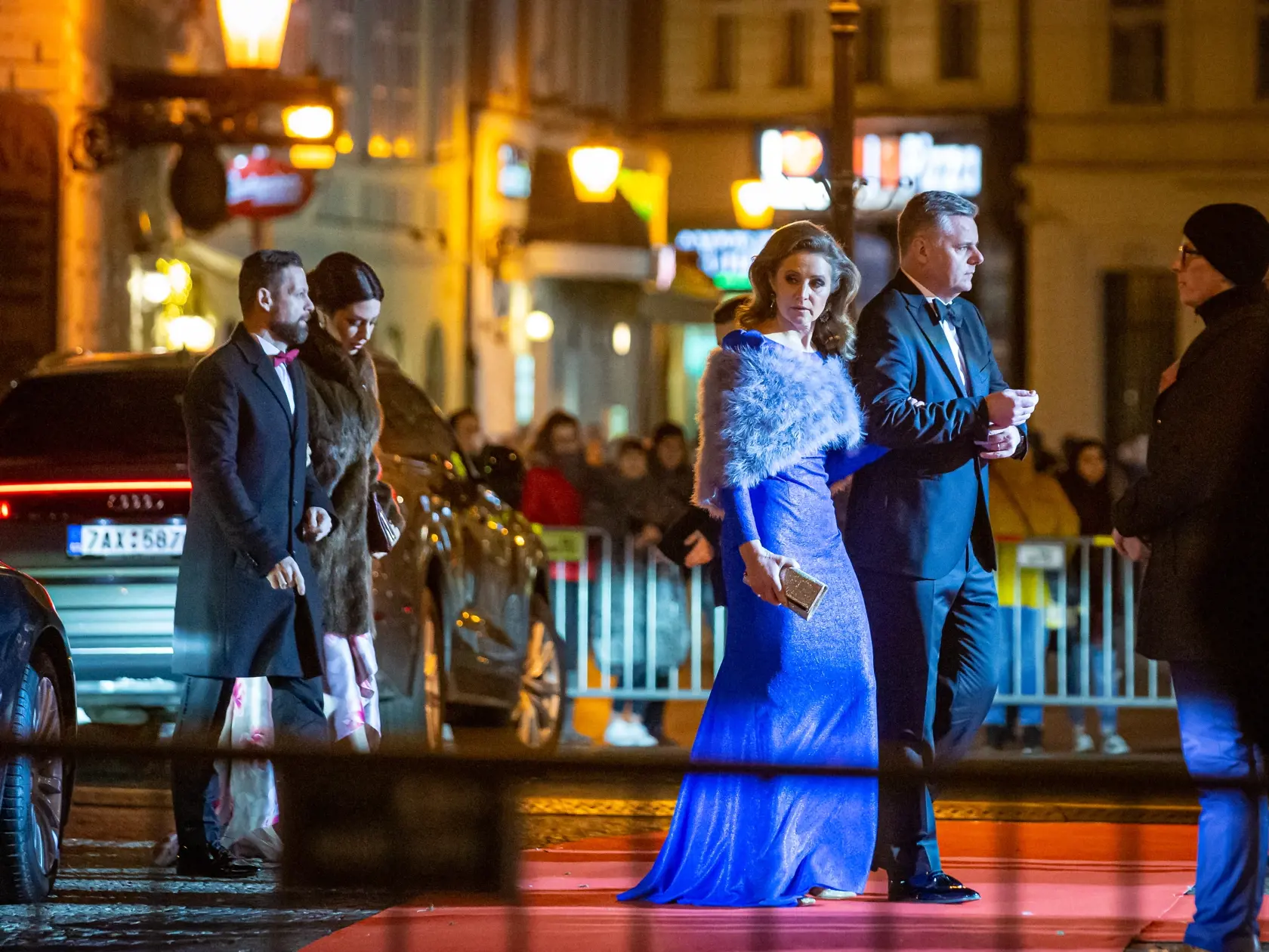 Na snímke hostia prichádzajú na jubilejný 20. ročník Plesu v opere, ktorý sa konal v historickej budove SND.