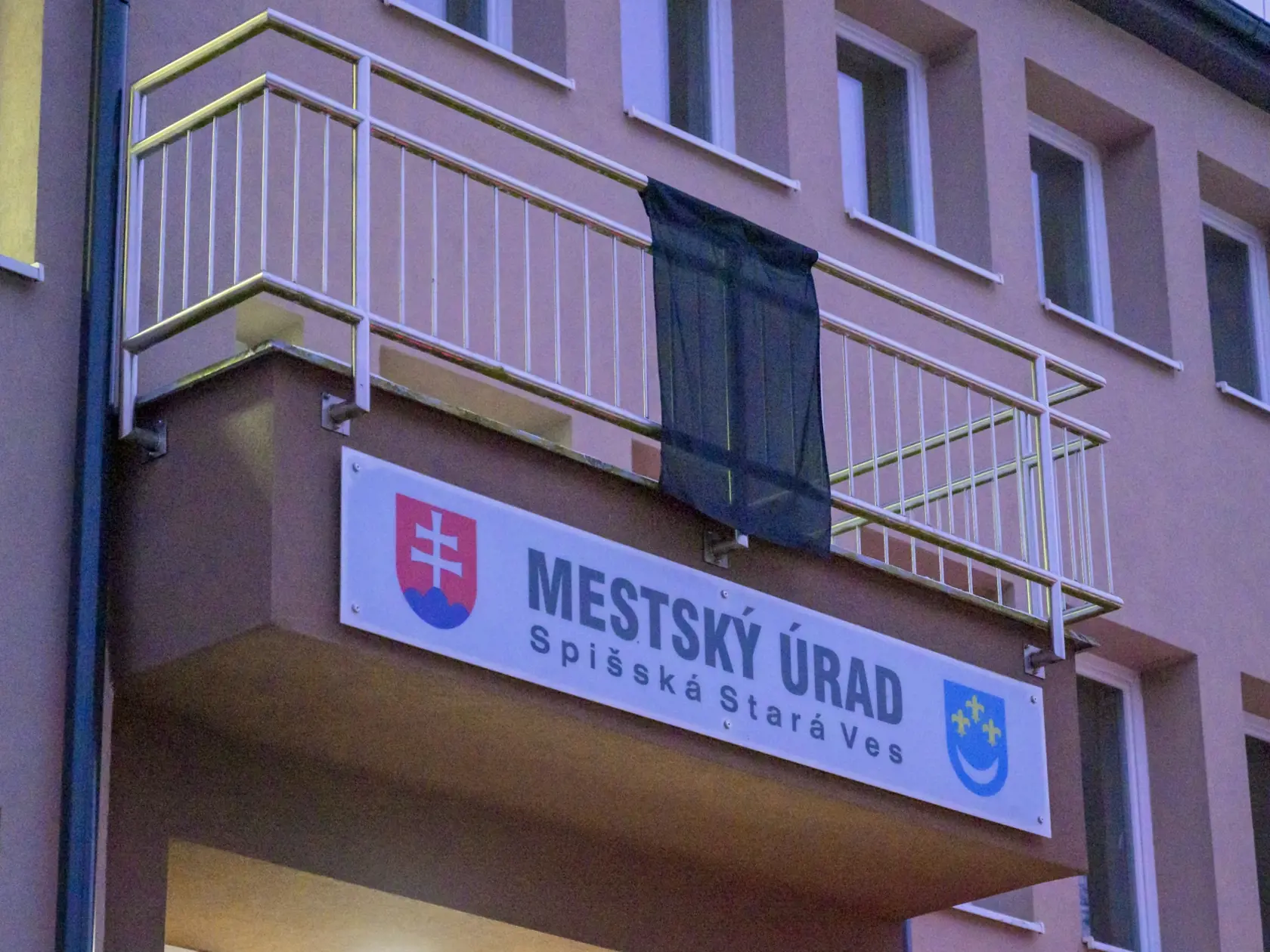 Na snímke čierna vlajka veje na budove Mestského úradu po útoku nožom na miestnom gymnáziu v meste Spišská Stará Ves (okres Kežmarok) vo štvrtok 16. januára 2025. Po útoku hlásia dvoch mŕtvych. Jeden pacient je v kritickom stave. TASR to potvrdila Danka Capáková z Operačného strediska záchrannej zdravotnej služby (OS ZZS) SR. Podozrivého 18-ročného študenta, ktorý sa mal dopustiť tohto závažného skutku, polícia zadržala.  FOTO TASR - Veronika Mihaliková