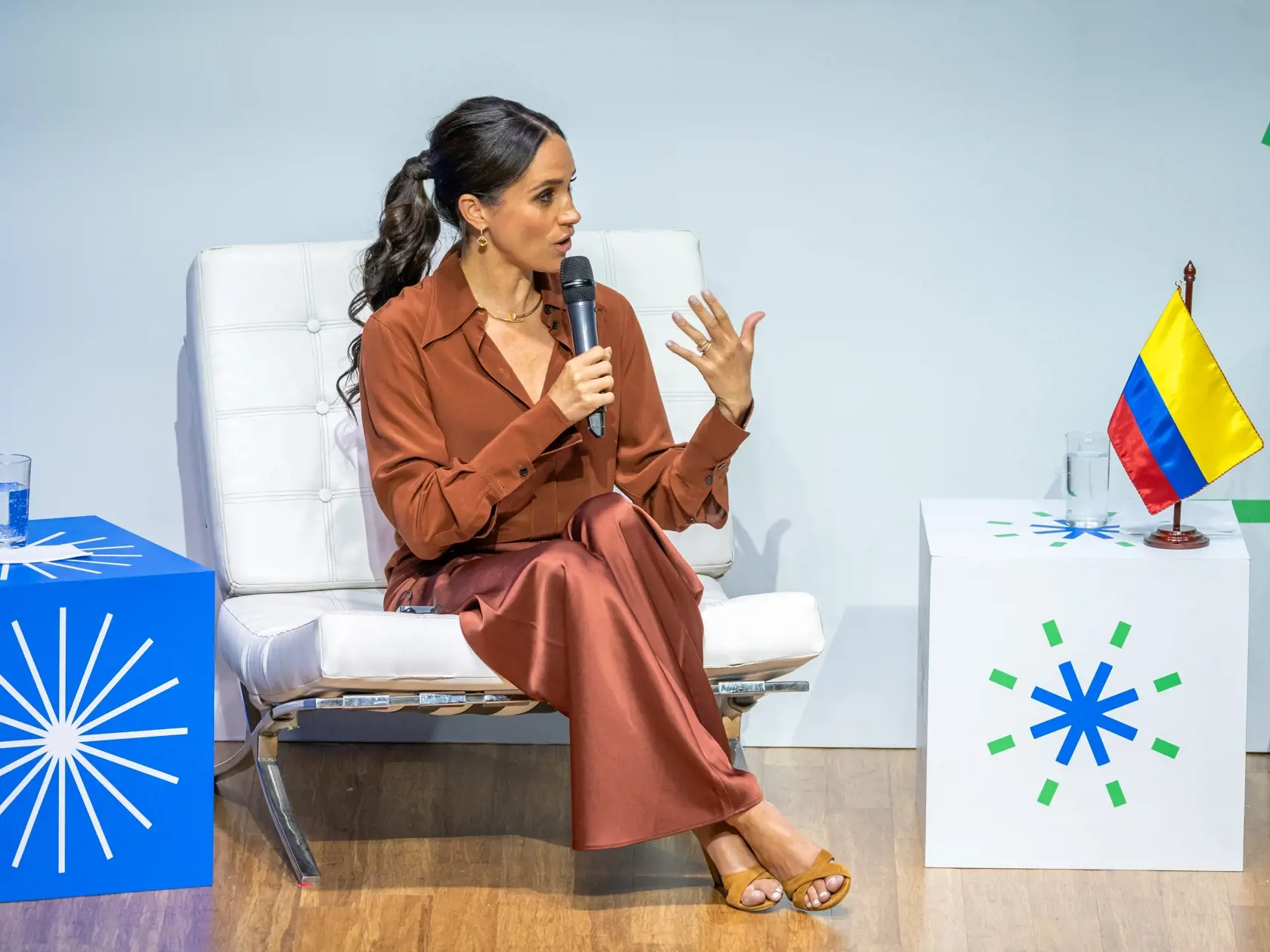 Meghan a jeden z jej outfitov počas úvodného dňa v Kolumbii