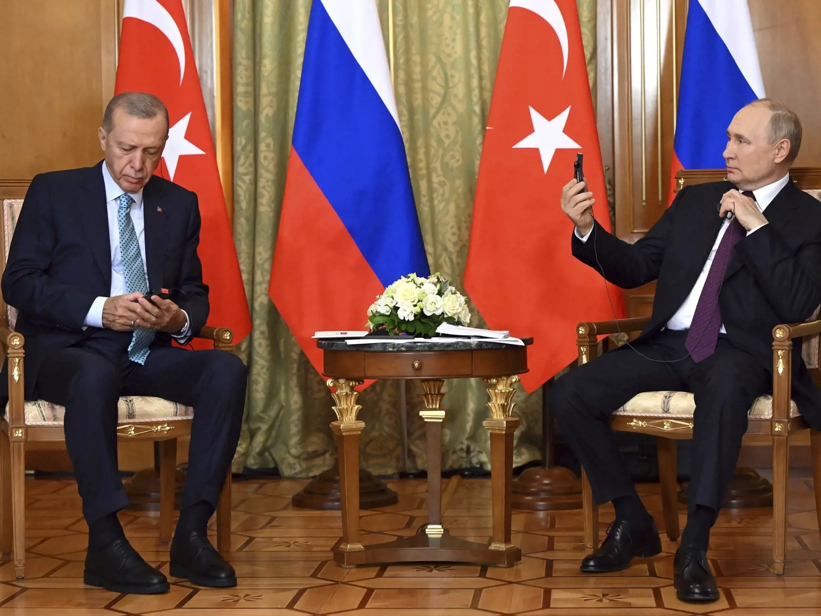Erdogan Putinovi povedal, že Turecko podporuje územnú celistvosť Sýrie a usiluje sa o spravodlivé a trvalé riešenie situácie v krajine. Zároveň zdôraznil potrebu vytvorenia väčšieho priestoru pre diplomaciu v regióne a podotkol, že sýrsky režim by mal spolupracovať pri hľadaní politického východiska.
