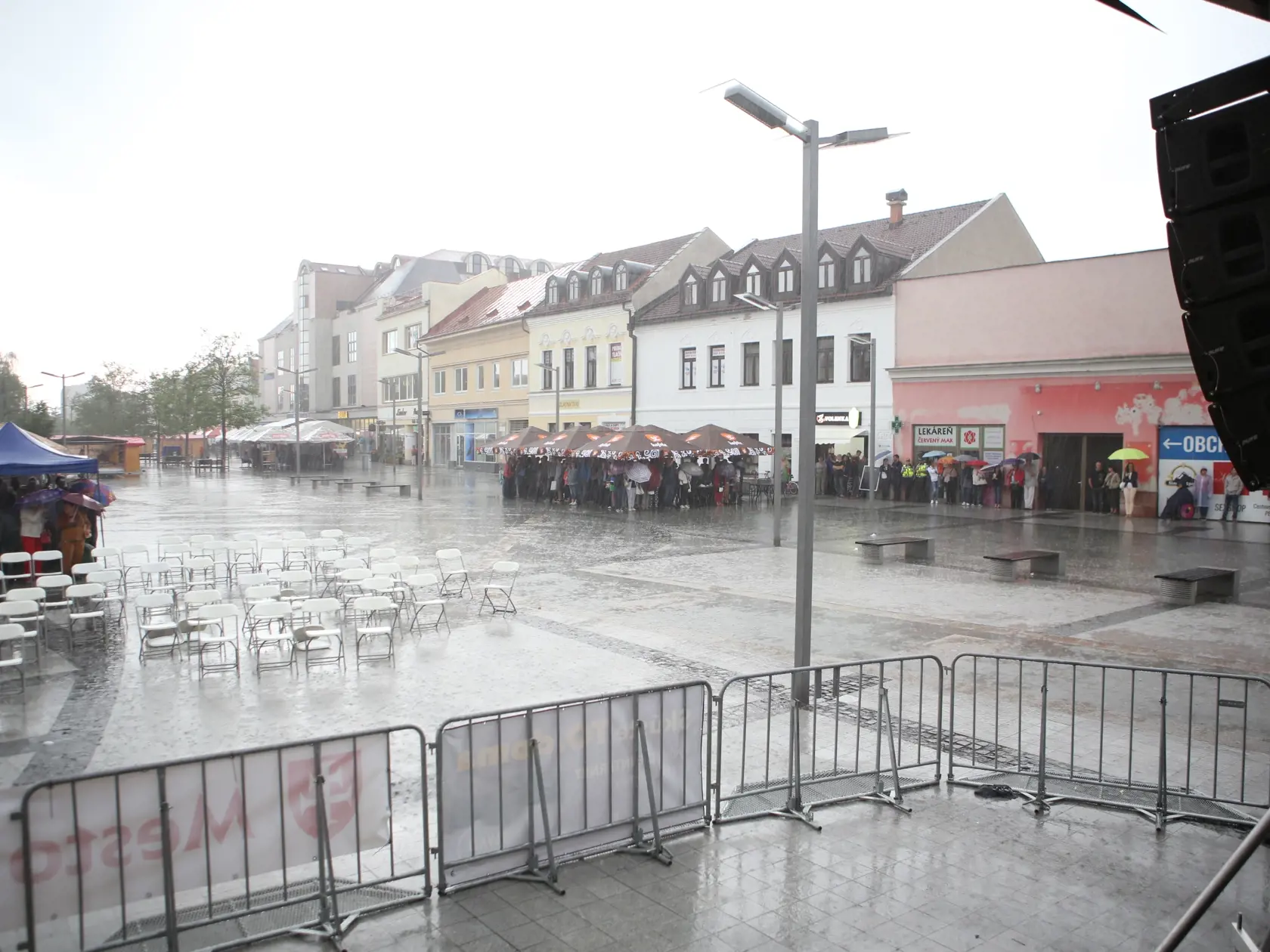 Krátko po tom, čo obľúbeného herca uviedli na javisku, zožal od divákov obrovský potlesk po ktorom sa na Zvolen spustil silný lejak, ktorý akciu ukončil.