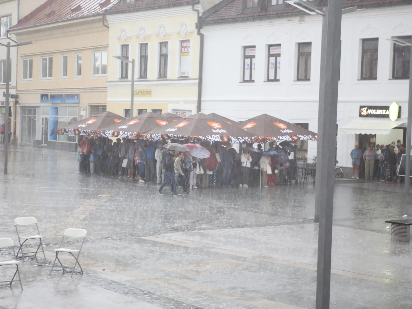 Krátko po tom, čo obľúbeného herca uviedli na javisku, zožal od divákov obrovský potlesk po ktorom sa na Zvolen spustil silný lejak, ktorý akciu ukončil.