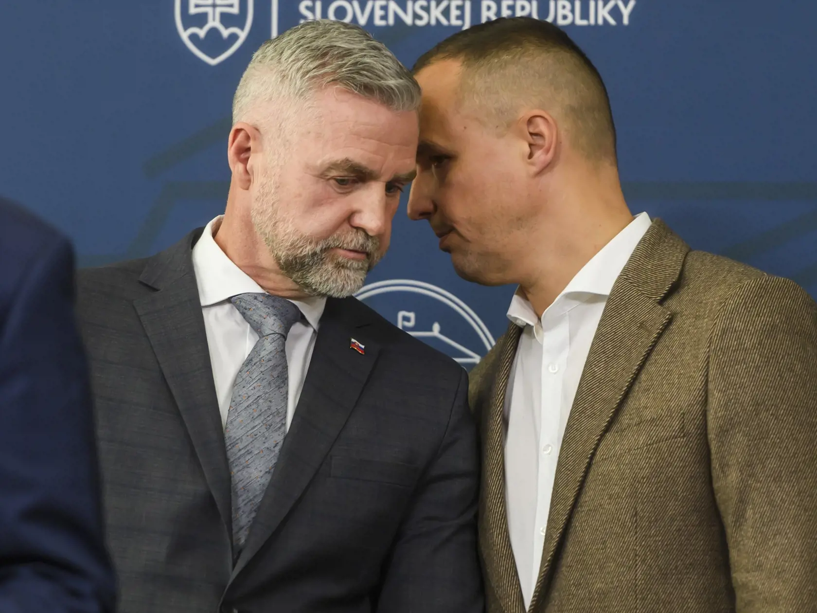 Na snímke zľava poslanec NR SR Tibor Gašpar (Smer-SD) a advokát David Lindtner počas tlačovej konferencie na tému: Prečo tak Matovič a celá opozícia kričia za záchranu Lipšica v Bratislave 10. januára 2024.