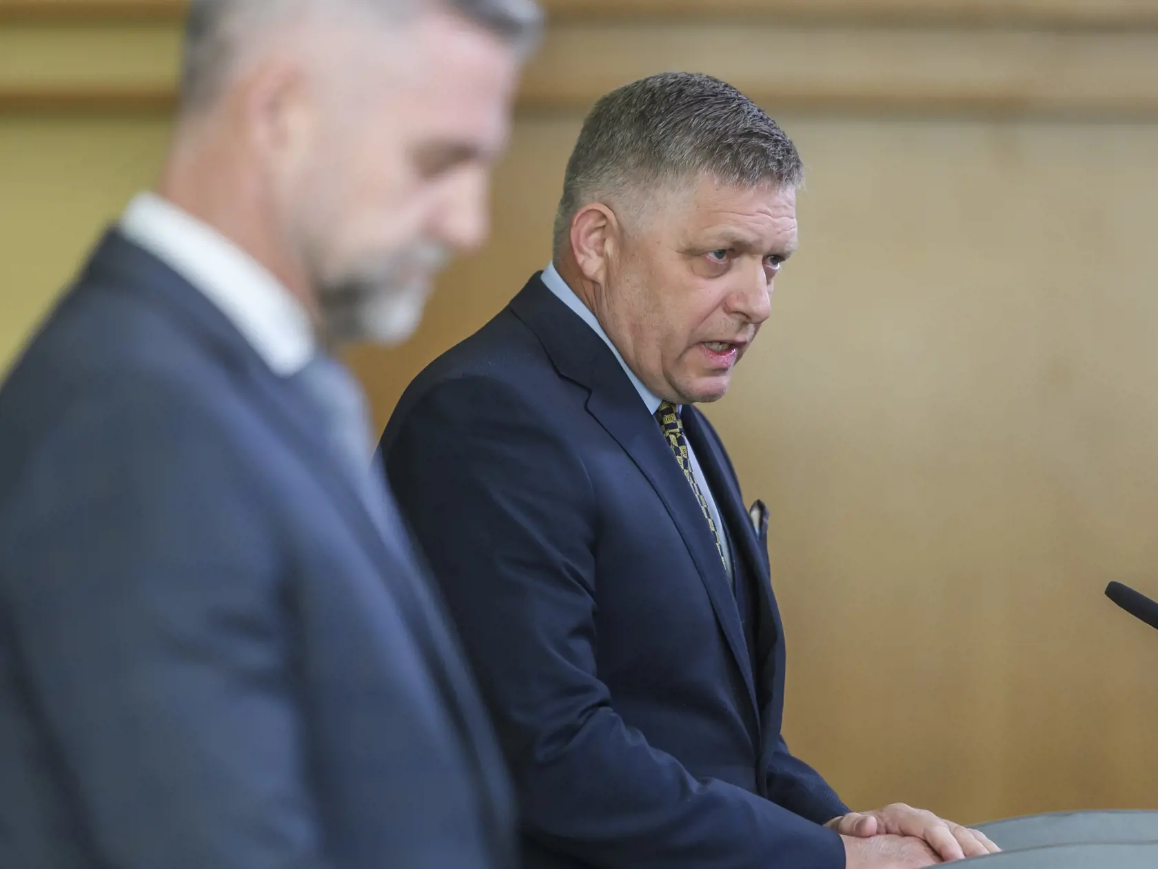 Na snímke zľava poslanec NR SR Tibor Gašpar (Smer-SD) a predseda vlády SR Robert Fico (Smer-SD) počas tlačovej konferencie na tému: Prečo tak Matovič a celá opozícia kričia za záchranu Lipšica v Bratislave 10. januára 2024.