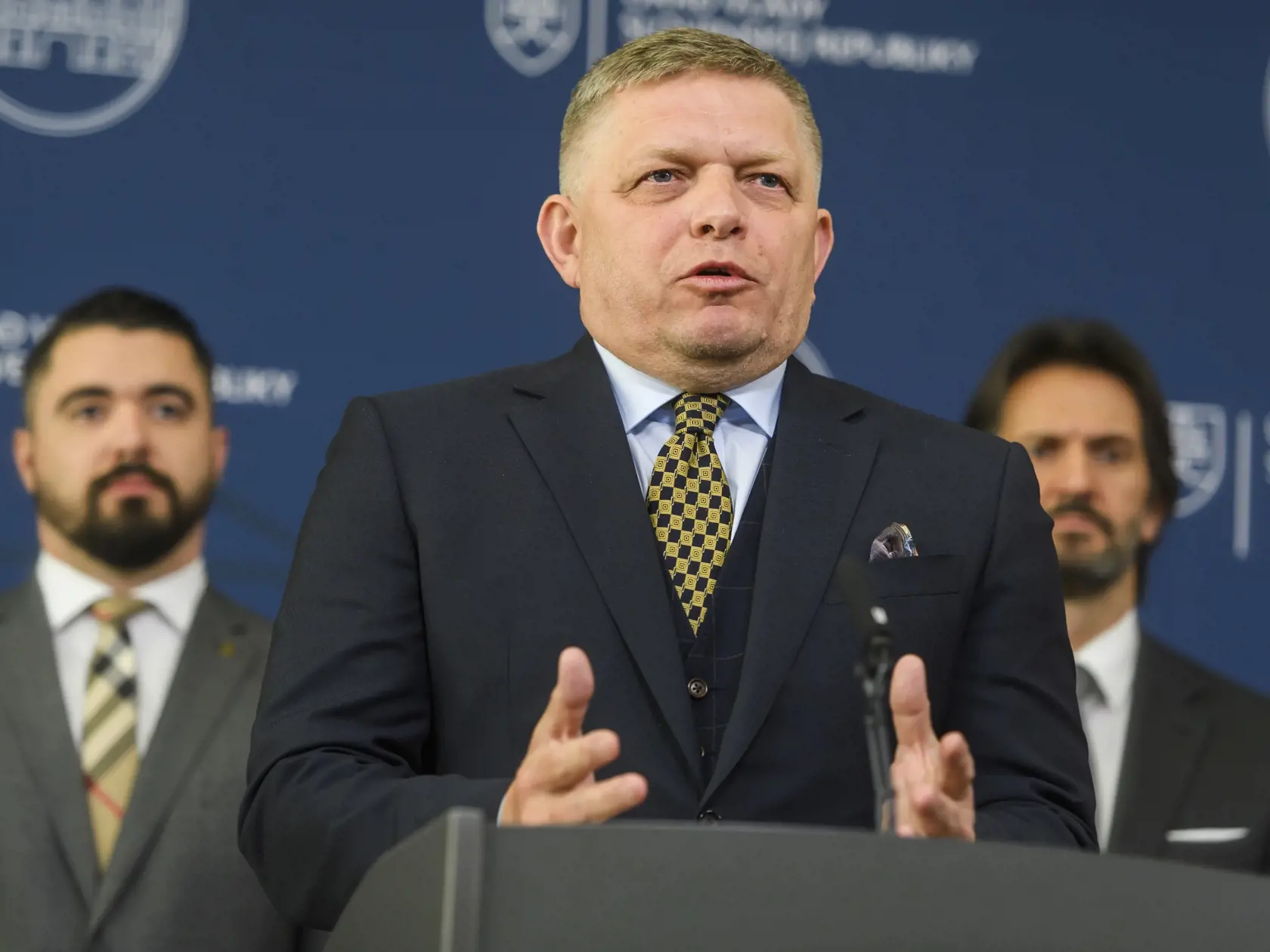 Na snímke zľava štátny tajomník Ministerstva spravodlivosti SR Pavol Gašpar, predseda vlády SR Robert Fico (Smer-SD) a vicepremiér a minister obrany SR Robert Kaliňák (Smer-SD) počas tlačovej konferencie na tému: Prečo tak Matovič a celá opozícia kričia za záchranu Lipšica v Bratislave 10. januára 2024.