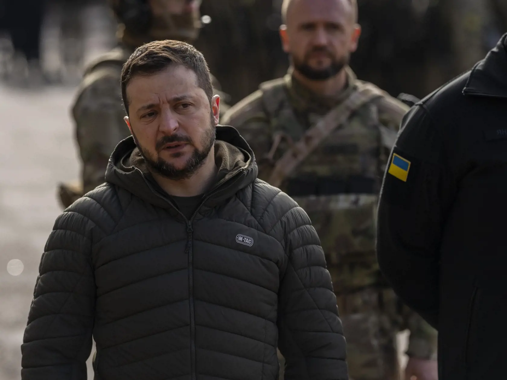 Ukrajinský prezident Volodymyr Zelenskyj (uprostred) počas prejavu v oslobodenom meste Cherson na juhu Ukrajiny v pondelok 14. novembra  2022.