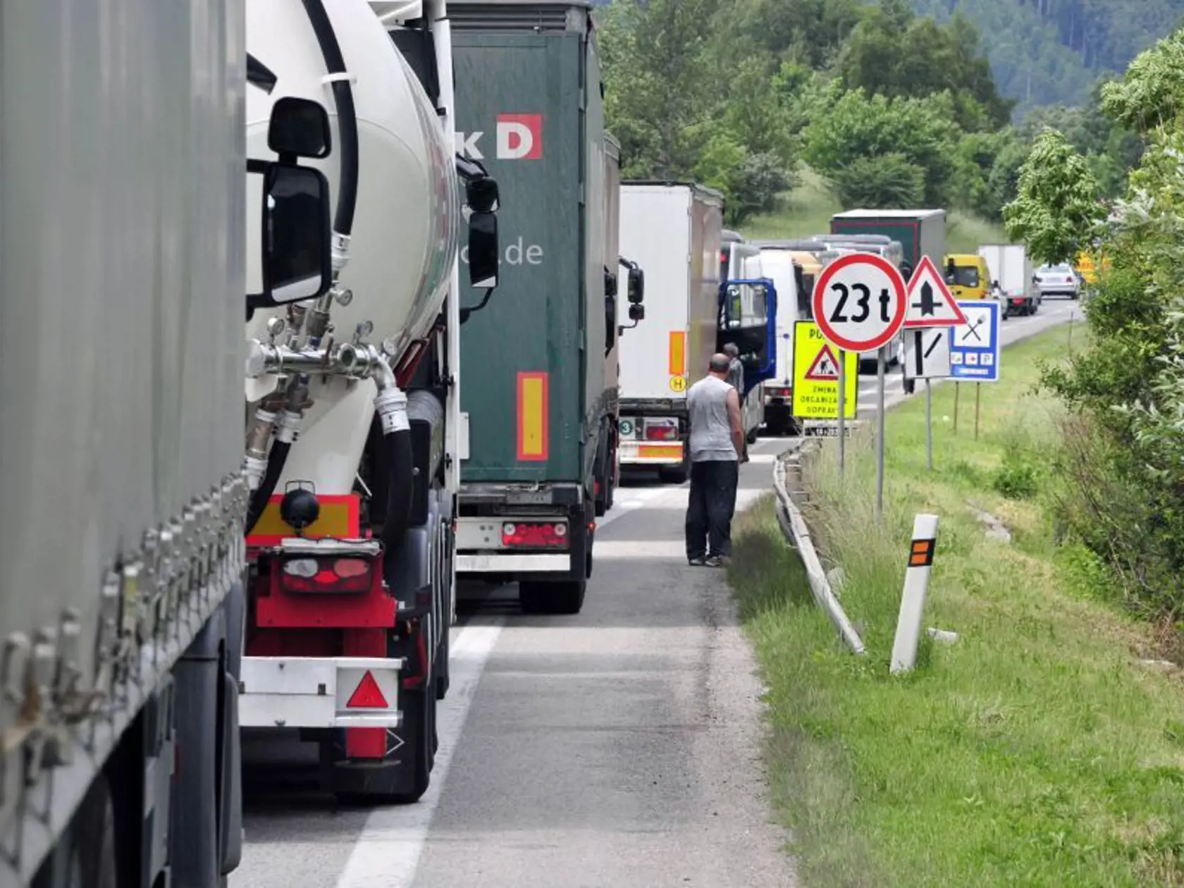 Pod hradom Strečno medzi Martinom a Žilinou sa kvôli rekonštrukcii cesty tvoria dopravné zápchy.
