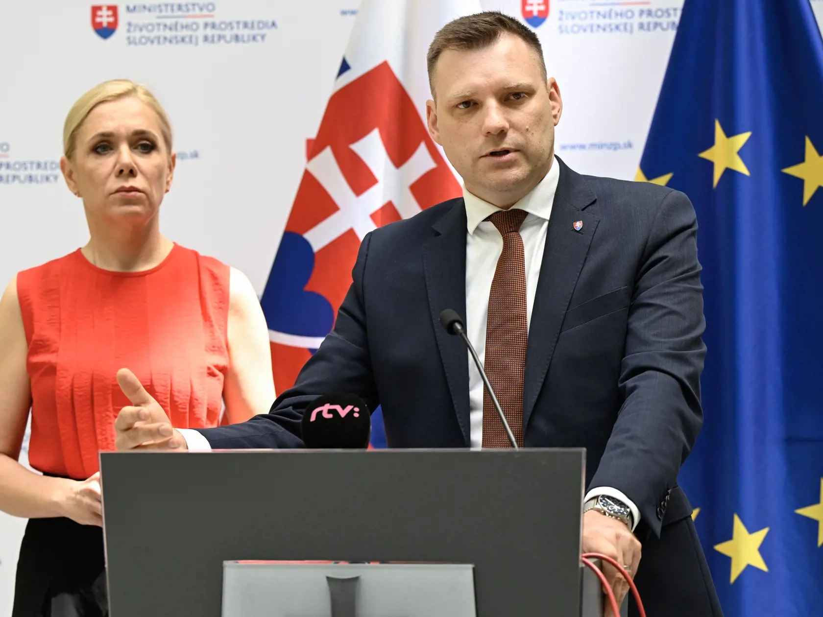 Na snímke sprava podpredseda vlády a minister životného prostredia SR Tomáš Taraba (nominant SNS) a podpredsedníčka vlády a ministerka hospodárstva SR Denisa Saková (Hlas-SD) počas brífingu na tému "Viac peňazí pre slovenský priemysel" v priestoroch Ministerstva životného prostredia SR 25. júna 2024 v Bratislave. FOTO TASR - Pavel Neubauer

