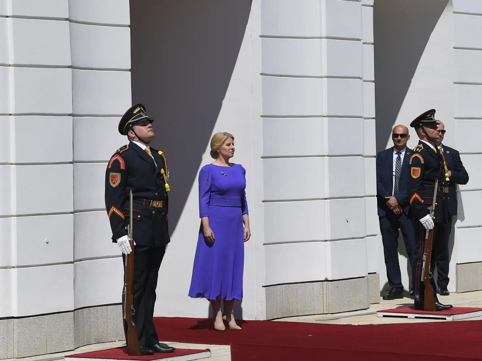 Na snímke uprostred bývalá prezidentka SR Zuzana Čaputová pred symbolickým odovzdaním Prezidentského paláca novému prezidentovi SR Petrovi Pellegrinimu 15. júna 2024 v Bratislave. FOTO TASR - Michal Svítok 