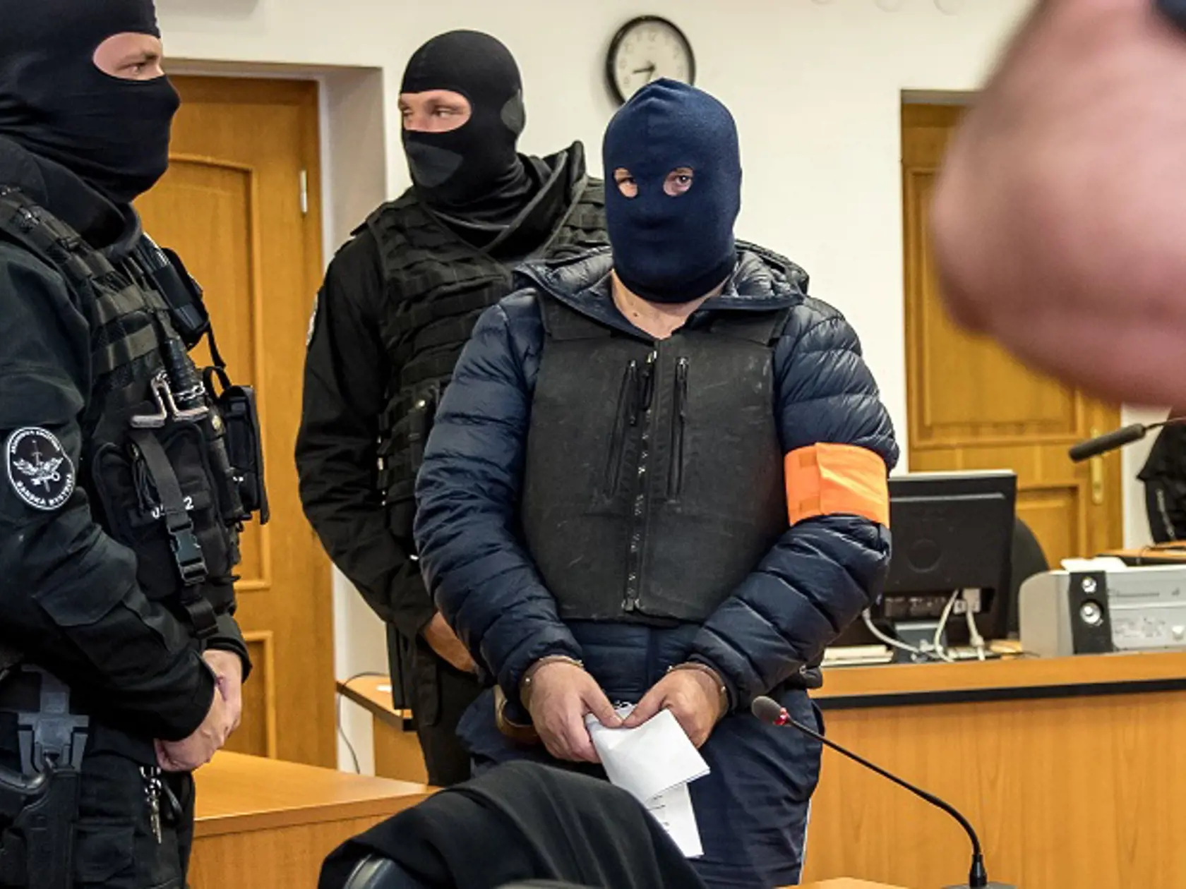 Zoltán Andruskó, obvinený z vraždy Jána Kuciaka a Martiny Kušnírovej sa postavil pred súd vo veci krátenia daní. Na súdne pojednávanie ho priviezli v modrej kukle.