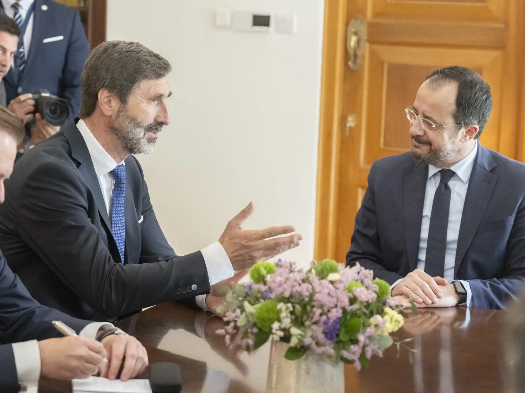 Na snímke sprava prezident Cyperskej republiky Nikos Christodulidis, minister zahraničných vecí a európskych záležitostí (MZVEZ) SR Juraj Blanár (Smer-SD) a veľvyslanec SR na Cypre Martin Bezák diskutujú počas stretnutia v Nikózii vo štvrtok 9. mája 2024. Šéf slovenskej diplomacie odcestoval v stredu vo večerných hodinách na oficiálnu návštevu Cypru. FOTO TASR - Martin Baumann
