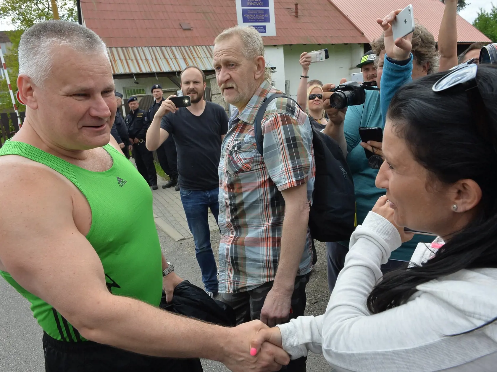 Pri odchode z väzenia pred rokom čakali na Kajínka desiatky ľudí.