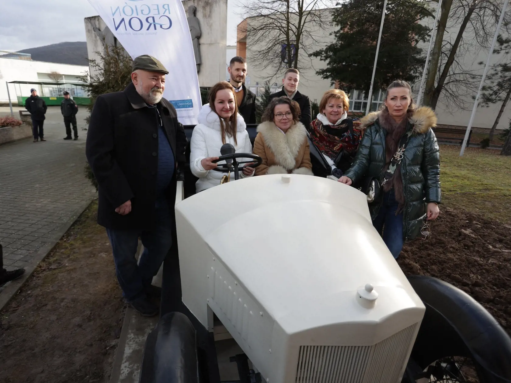 Zostrojila ho len na základe fotografií, nemala k dispozícii žiadnu projektovú dokumentáciu, ani technické výkresy. “Doma som sa na ňom vyvážala po dielni najskôr tak, že ma tlačil brat a dokým nebola v aute podlaha, tak som sa zahrala na Flinstonovcov - nohami som sa posúvala dopredu a dozadu,” smeje sa umelkyňa, ktorá už ako malá sedávala pri ockovi v dielni a sledovala ho ako kuje.