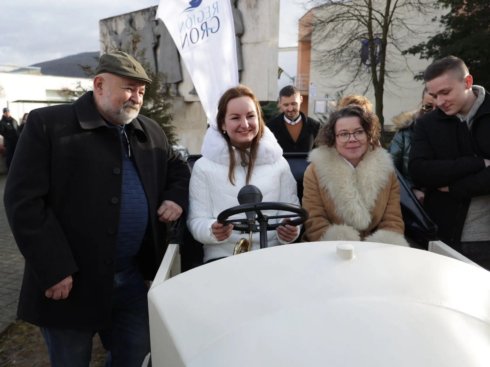 “Autíčko sme sme tvorili v našej kováčskej dielni, pracovali sme na ňom približne 5 mesiacov a pomáhali mi ocko a brat. Hoci mám už za sebou viacero väčších projektov, toto je pre mňa unikát. Celá konštrukcia auta je zo železa a je aj žiarovo zinkované, takže nebude hrdzavieť,” povedala nám Andrea