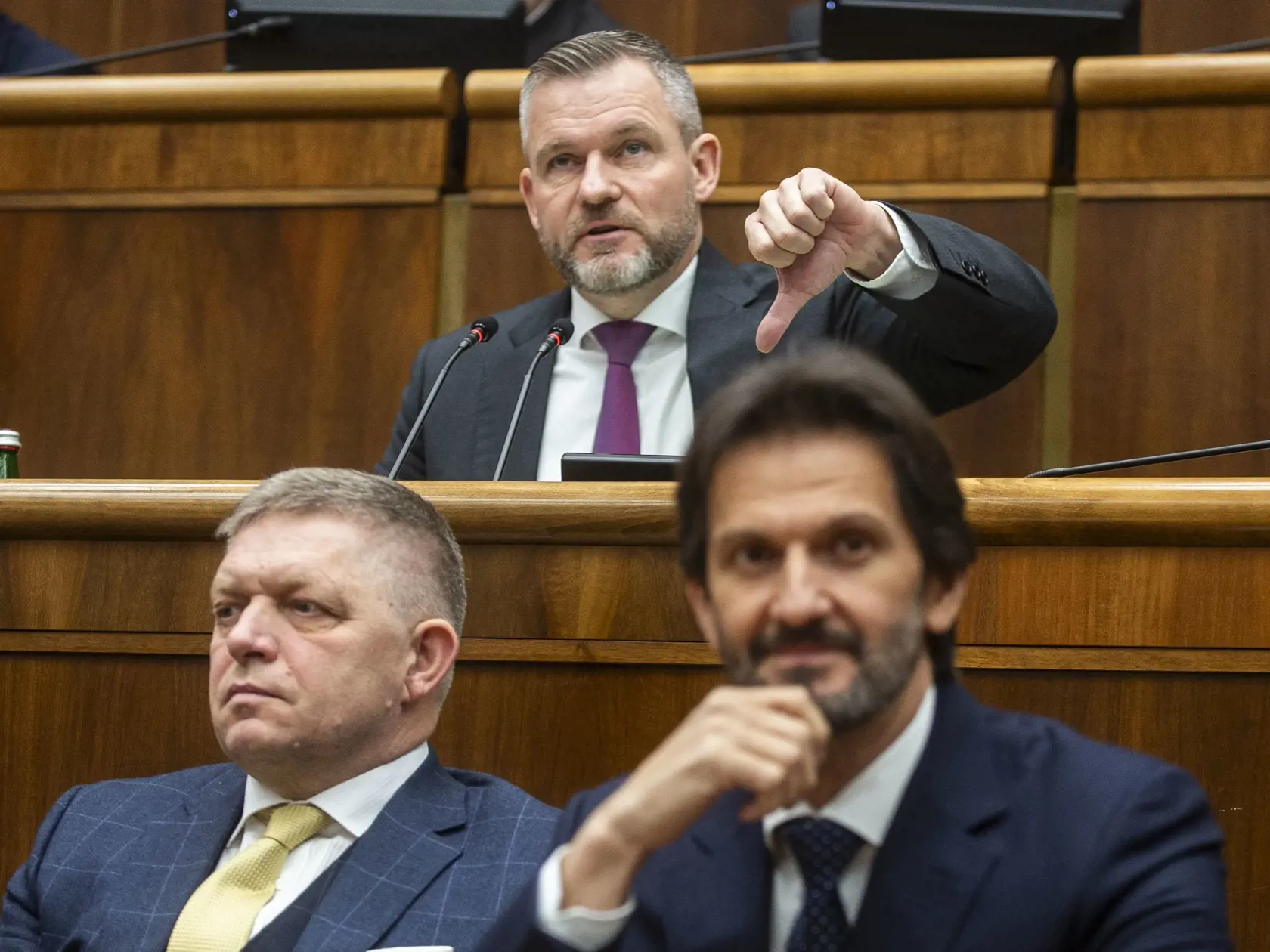 Na snímke zľava predseda vlády SR Robert Fico (Smer-SD), predseda parlamentu Peter Pellegrini (Hlas-SD) a podpredseda vlády a minister obrany SR Robert Kaliňák (Smer-SD) počas schôdze Národnej Rady SR, kde sa ho opozícia pokúsila odvolať 29. novembra 2023 v Bratislave.