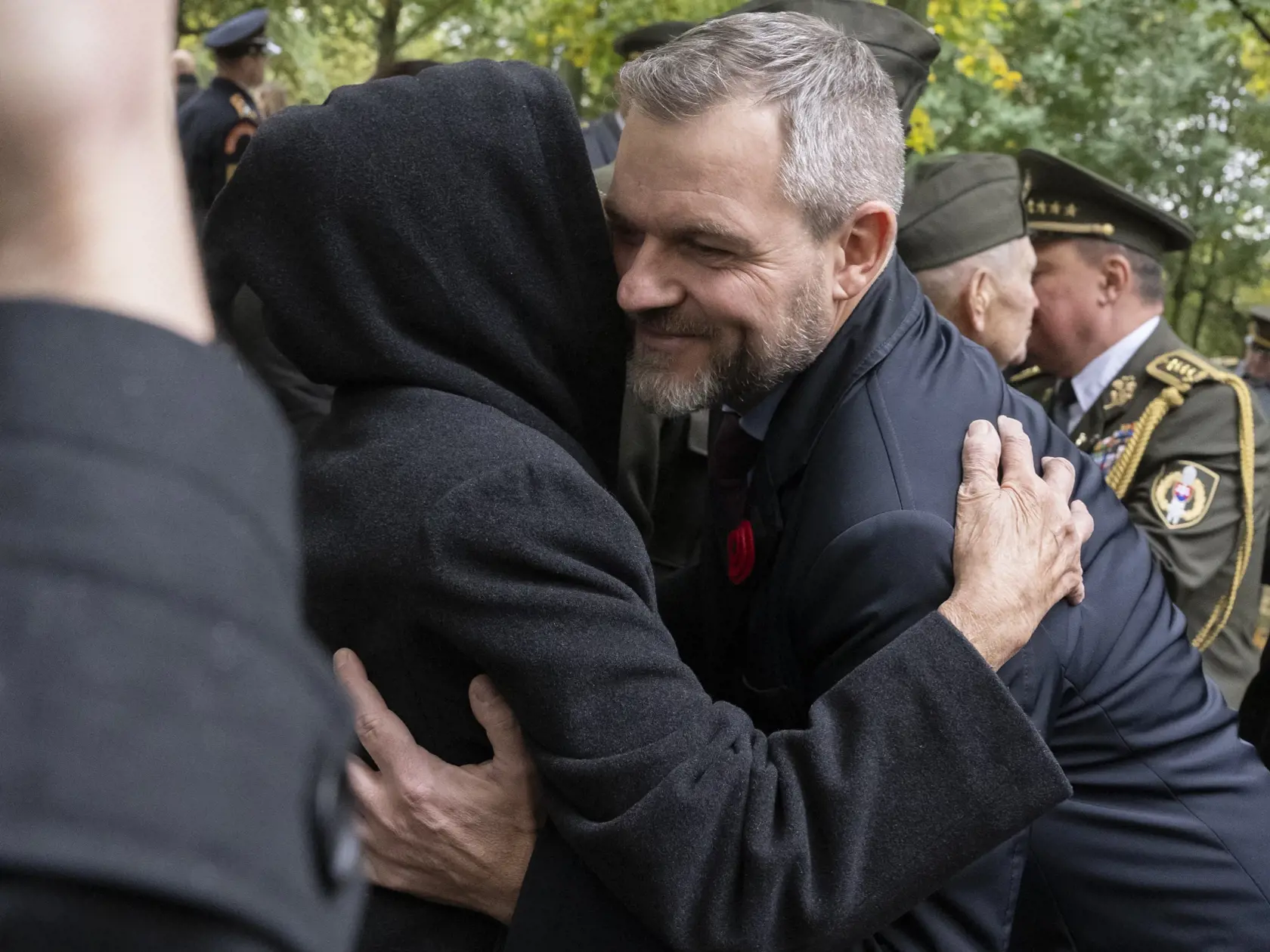 Predseda NR SR Peter Pellegrini sa zúčastnil na pietnom akte pri príležitosti Medzinárodného dňa vojnových veteránov na vojenskom cintoríne v Petržalke - Kopčanoch. Na snímke vpravo sa Pellegrini obíjma s veteránkou 11. novembra 2023 v Bratislave.