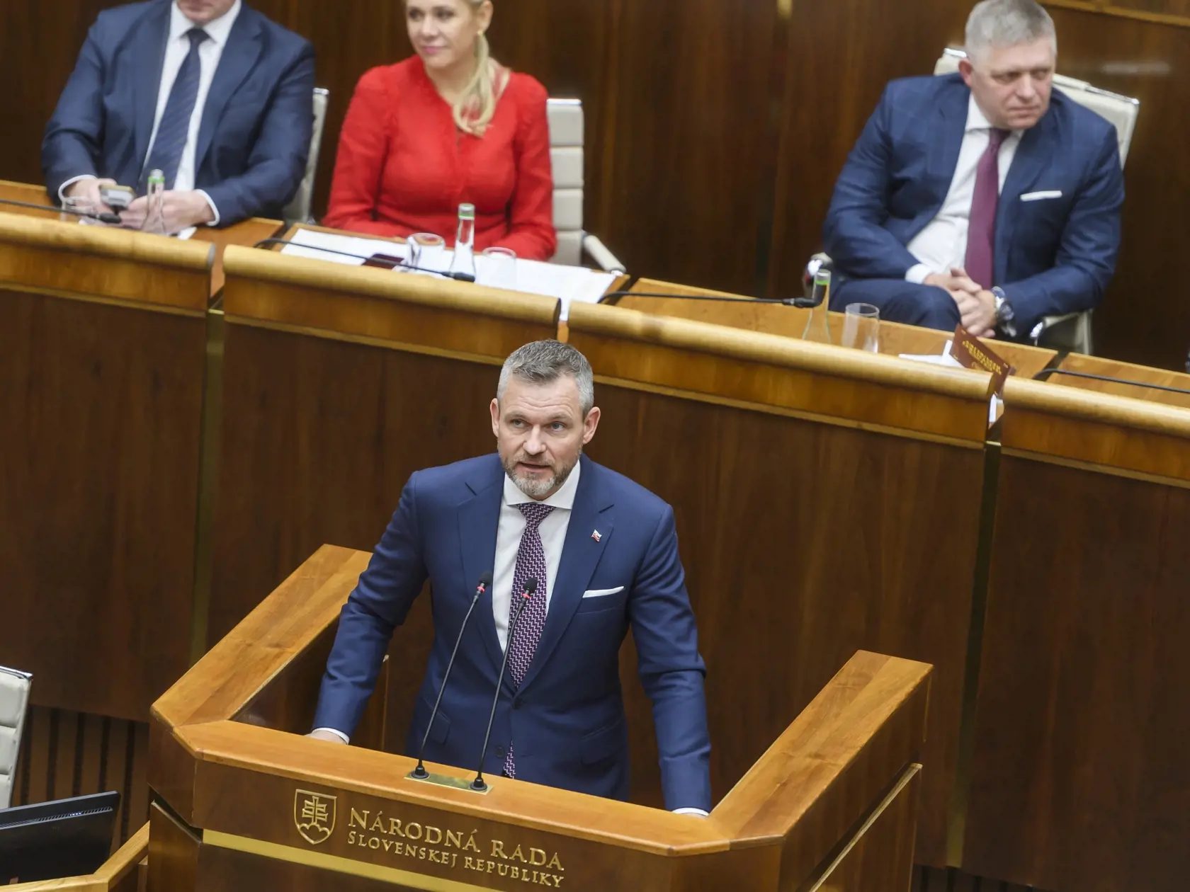 Na snímke zľava podpredsedníčka vlády a ministerka hospodárstva SR Denisa Saková (Hlas-SD), predseda NRSR Peter Pellegrini (Hlas-SD) a predseda vlády SR Robert Fico (Smer-SD) počas 3. chôdze NRSR k Programovému vyhláseniu vlády (PVV) SR v Bratislave 14. novembra 2023.