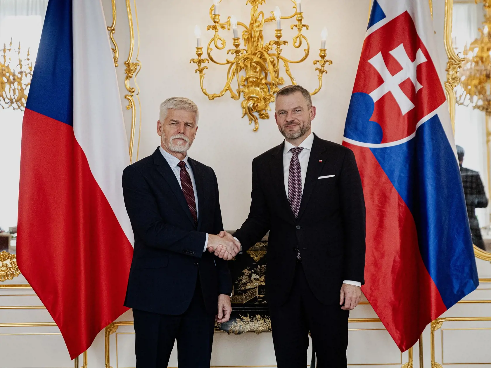 Na snímke predseda Národnej rady (NR) SR Peter Pellegrini (vpravo) a český prezident Petr Pavel sa vítajú počas stretnutia v Prahe vo štvrtok 30. novembra 2023.