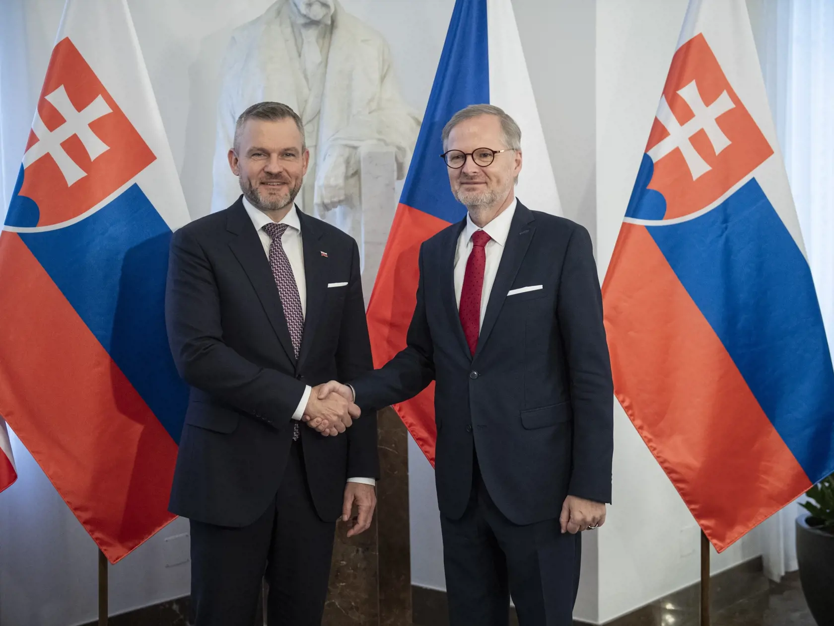 Na snímke predseda Národnej rady (NR) SR Peter Pellegrini (vľavo) a český premiér Petr Fiala sa vítajú počas stretnutia v Prahe vo štvrtok 30. novembra 2023.