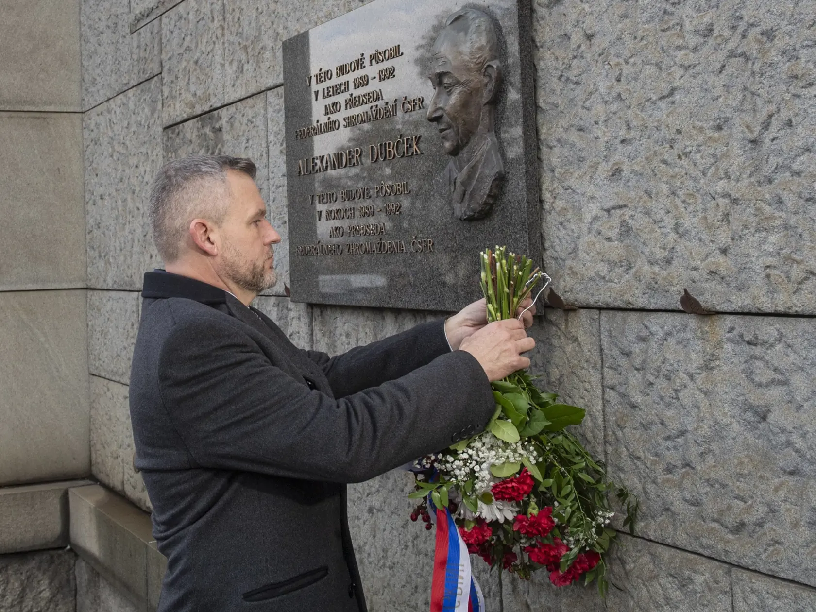 Na snímke predseda Národnej rady (NR) SR Peter Pellegrini kladie kyticu k pamätnej tabuli Alexandra Dubčeka v Prahe vo štvrtok 30. novembra 2023.