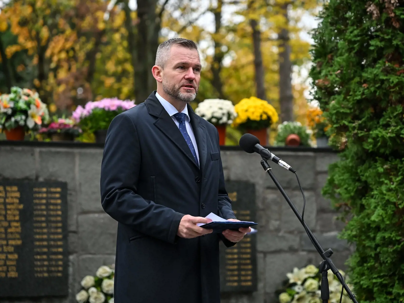 Na snímke predseda Národnej rady SR Peter Pellegrini hovorí počas pietnej spomienky pri Centrálnom pamätníku popraveným a umučeným politickým väzňom komunizmu pri pri príležitosti 34. výročia Dňa boja za slobodu a demokraciu na cintoríne vo Vrakuni 17. novembra 2023 v Bratislave.