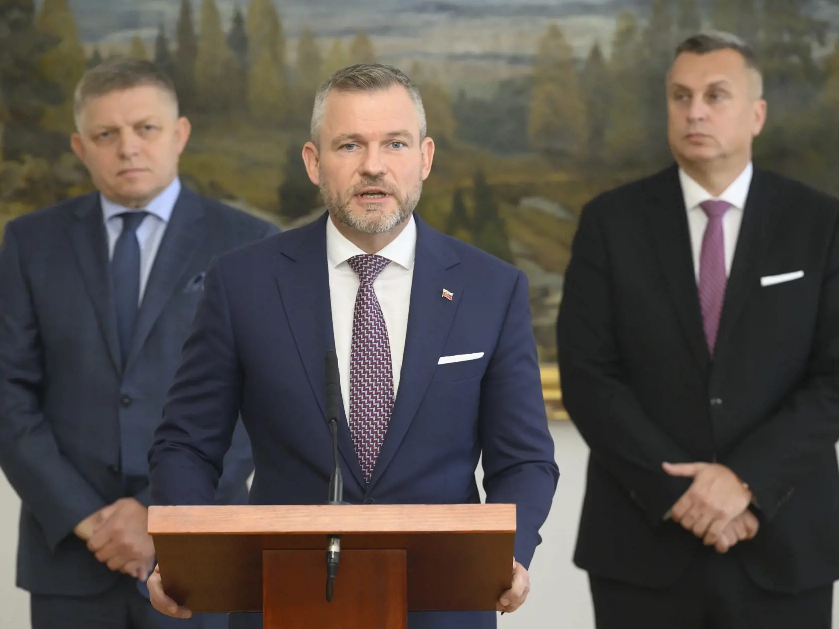 Na snímke zľava predseda SMER-SD Robert Fico, predseda HLAS-SD Peter Pellegrini a predseda SNS Andrej Danko po podpise memoranda o porozumení, v historickej budove NR SR v Bratislave 11. októbra 2023.