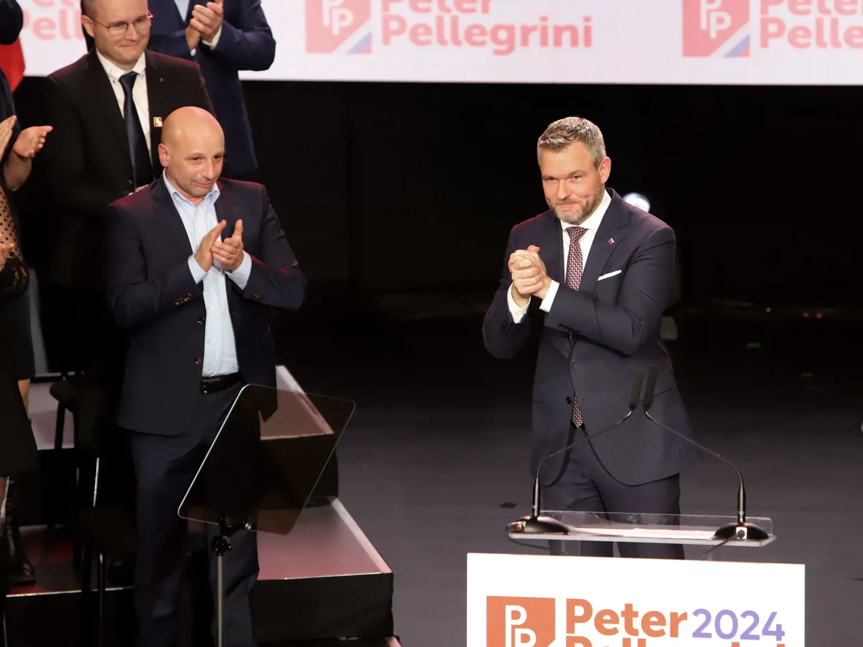 Na snímke vpravo predseda NR SR Peter Pellegrini (Hlas-SD) potvrdil svoju prezidentskú kandidatúru na podujatí Hlasu-sociálnej demokracie v Štátnej opere v Banskej Bystrici 19. januára 2024.