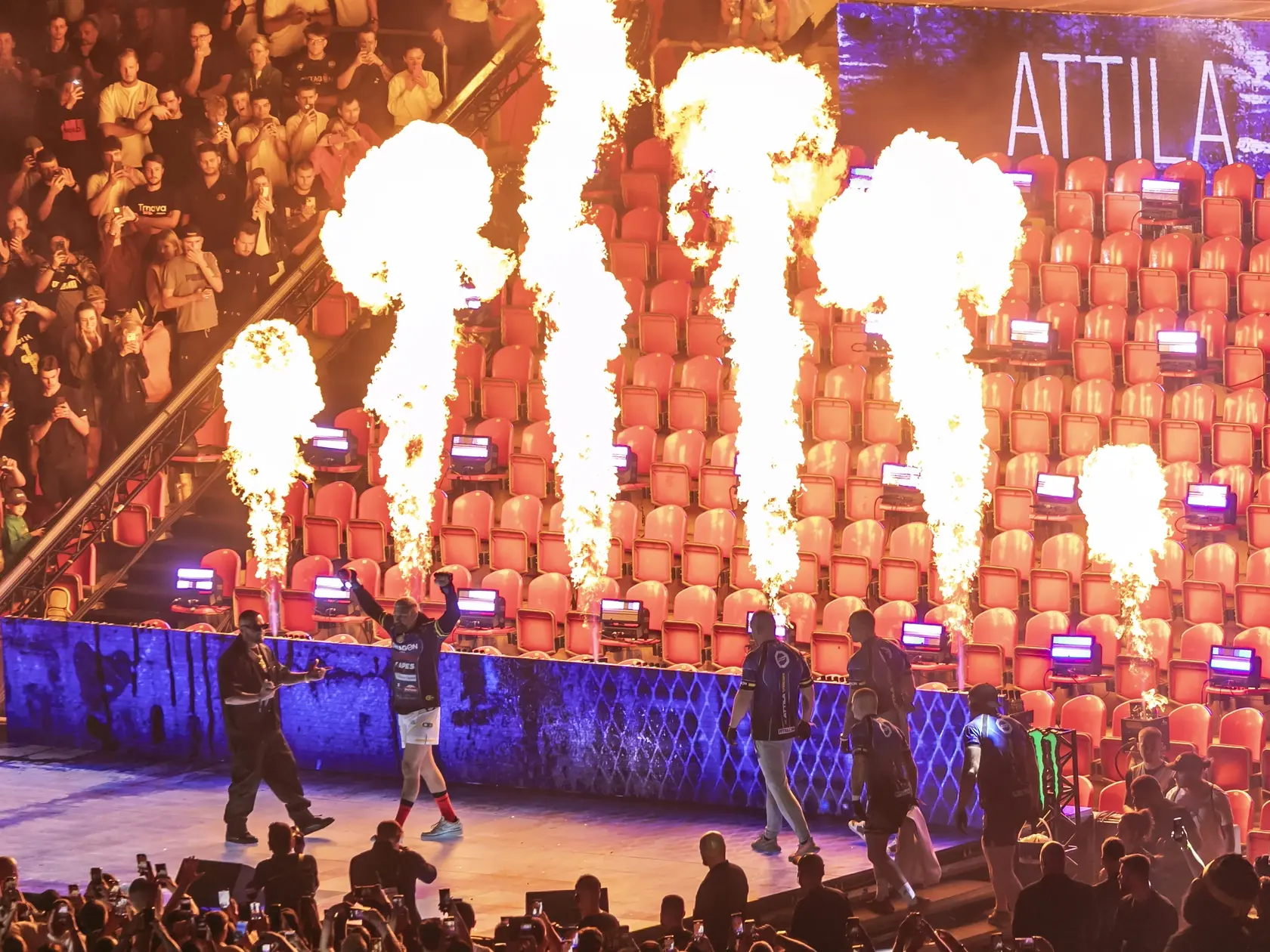 Attila Végh prehral v očakávanom pražskom súboji legiend MMA s českým rivalom Karlosom Vémolom na body v pražskom Edene.