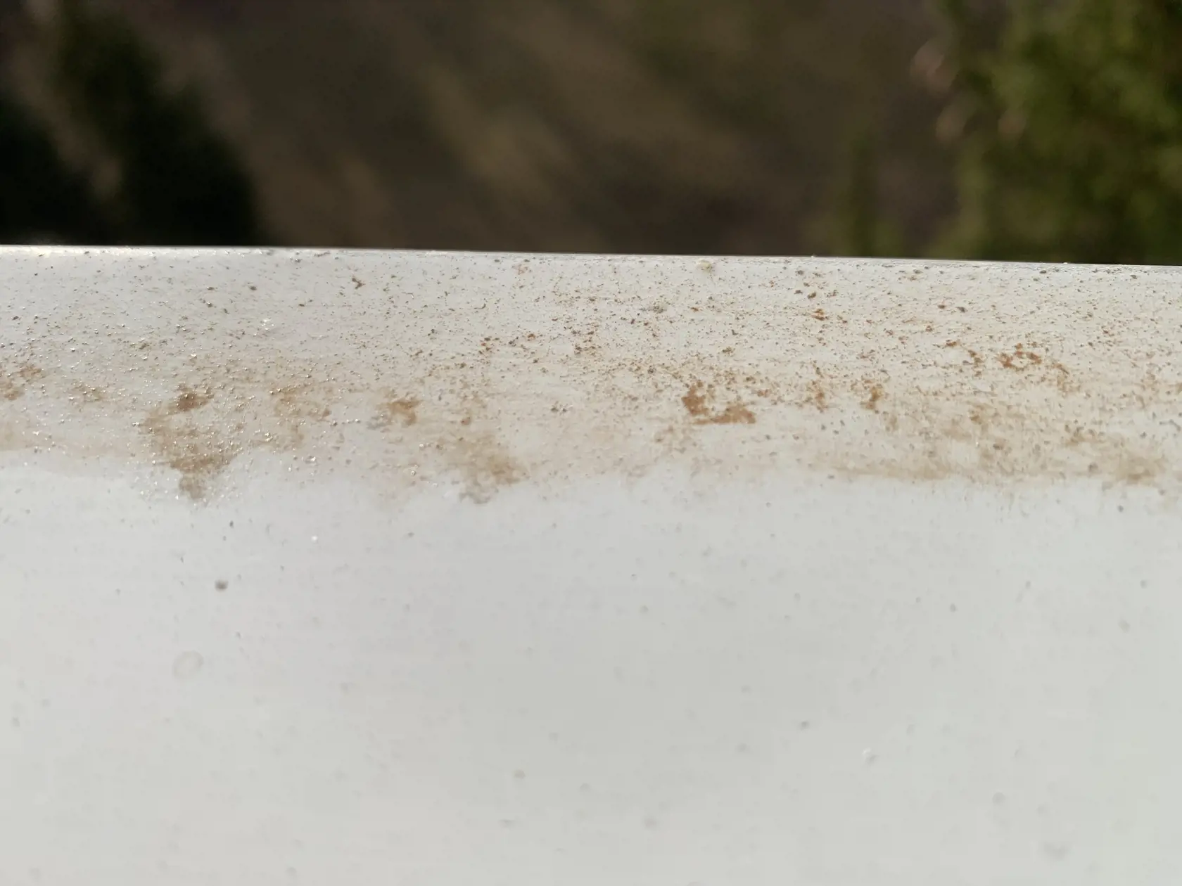 Prach v dažďových kvapkách padne na zem, a keď sa voda vyparí, prach zostane viditeľný aj parapetoch, či rovných strechách.