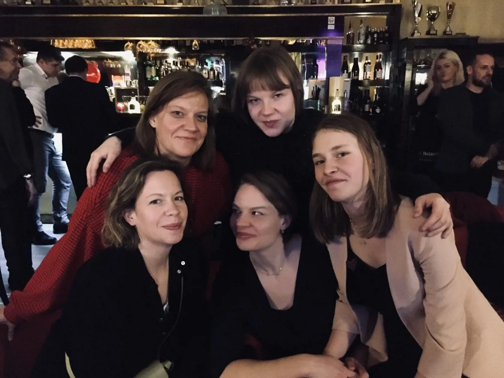ROZUMEJÚ SI Juliána na spoločnej fotke so sestrami. Zľava dole Mária, Juliána, Eva, hore Tereza, Hana.