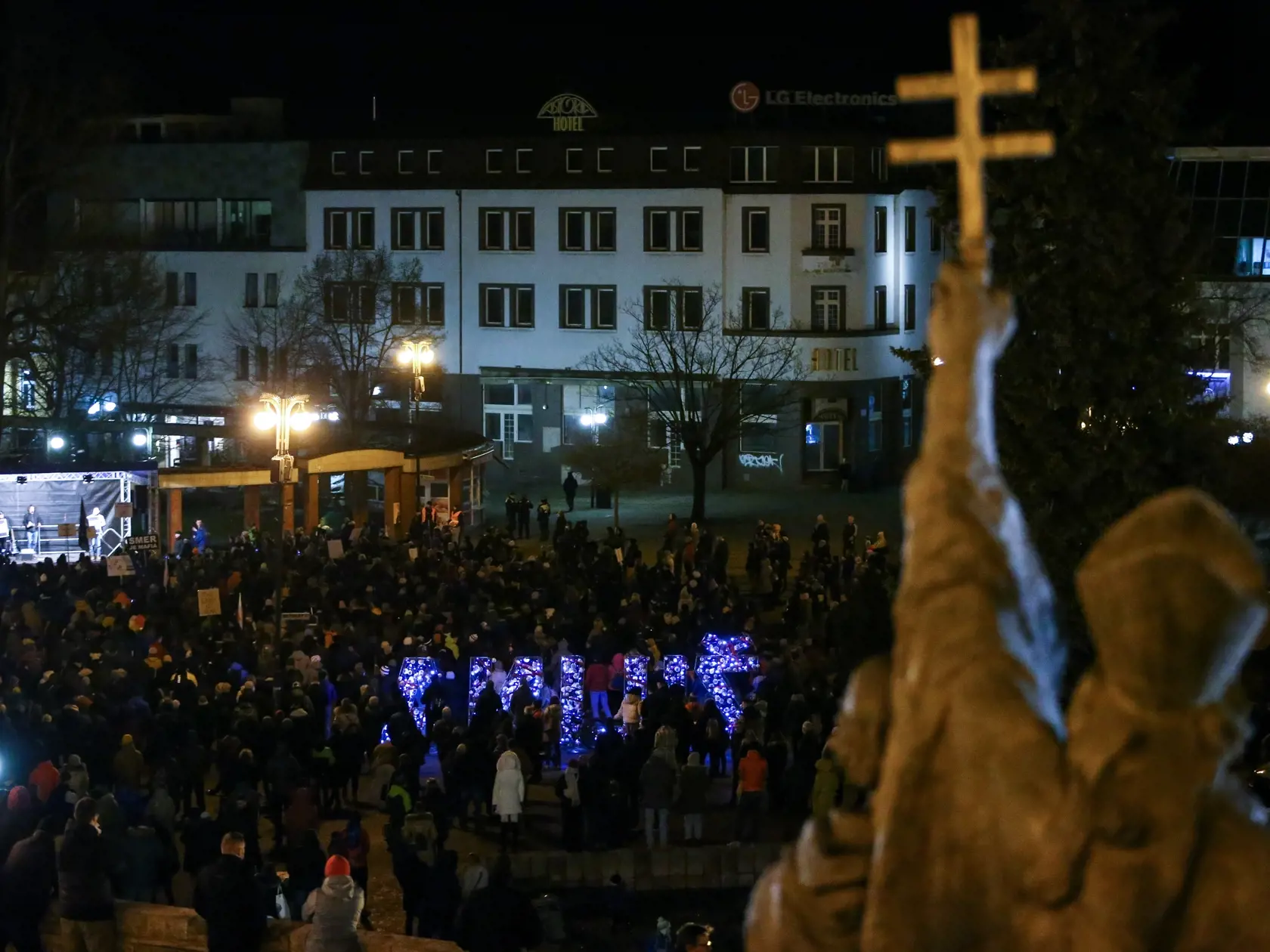 Na snímke ľudia počas protestného zhromaždenia hnutia Progresívne Slovensko (PS), strany Sloboda a Solidarita (SaS) a Kresťanskodemokratického hnutia (KDH) proti návrhu trestného zákona, ktorý obsahuje aj zrušenie Úradu špeciálnej prokuratúry na Námestí Andreja Hlinku v Žiline vo štvrtok 25. januára 2024.