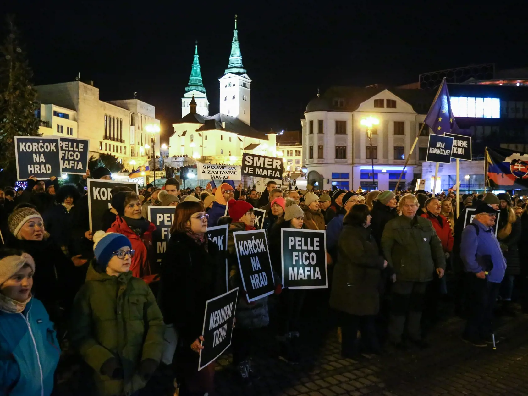Na snímke ľudia počas protestného zhromaždenia hnutia Progresívne Slovensko (PS), strany Sloboda a Solidarita (SaS) a Kresťanskodemokratického hnutia (KDH) proti návrhu trestného zákona, ktorý obsahuje aj zrušenie Úradu špeciálnej prokuratúry na Námestí Andreja Hlinku v Žiline vo štvrtok 25. januára 2024.