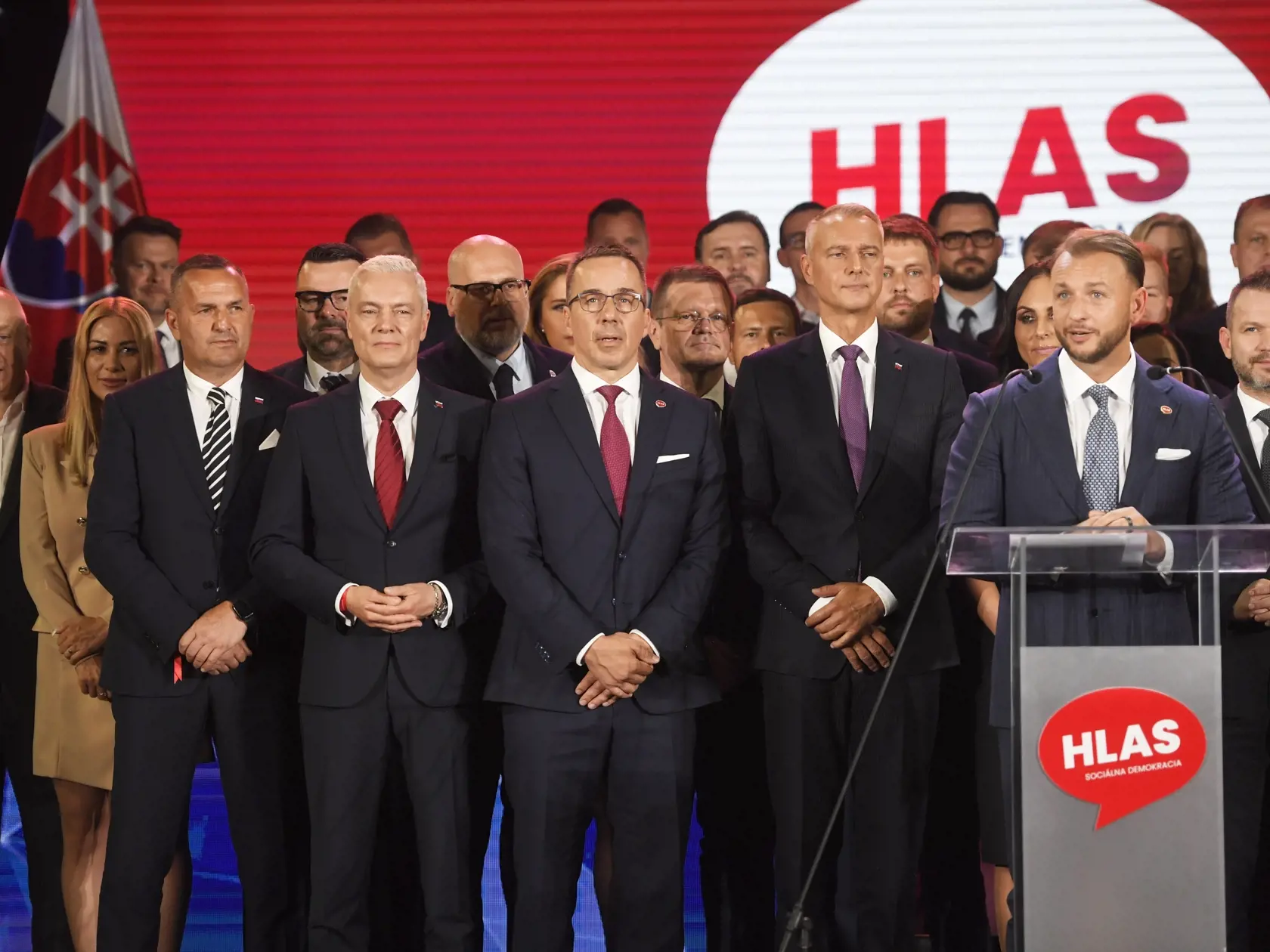 Na snímke novozvolený predseda strany Hlas-SD Matúš Šutaj Eštok (uprostred) počas tlačovej konferencie po 4. pracovnom sneme strany v Košiciach v sobotu 1. júna 2024.  Do funkcie ho zvolili na sobotnom sneme, nahradil tak zakladateľa Hlasu-SD a novozvoleného prezidenta SR Petra Pellegriniho. Za podpredsedov strany zvolili delegáti na sneme ministrov Denisu Sakovú (nie je na snímke), Richarda Rašiho (predný rad šiesty vľavo), Erika Tomáša (predný rad piaty vľavo), Zuzanu Dolinkovú (stojí za novým