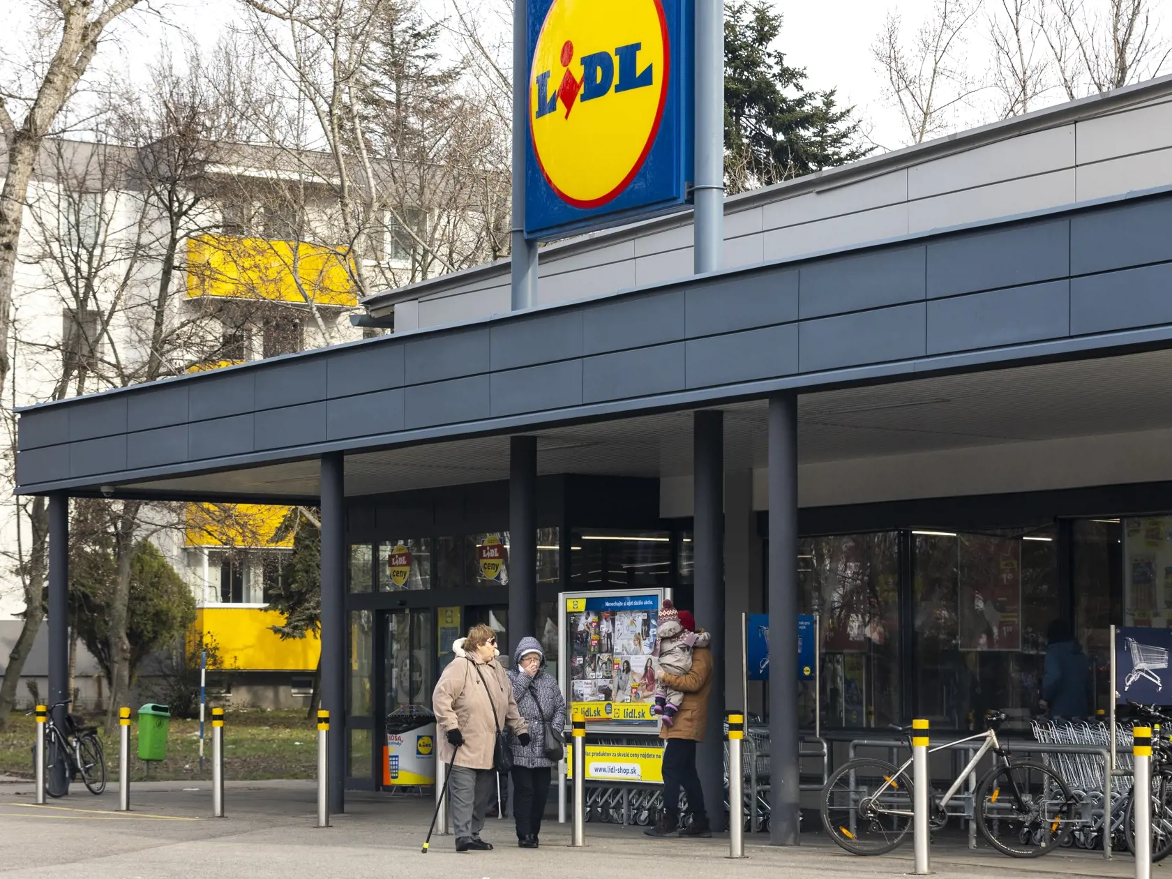 Obchodné reťazce Lidl a Tesco rušia tlač letákov, čo môže najviac ovplyvniť seniorov. 
