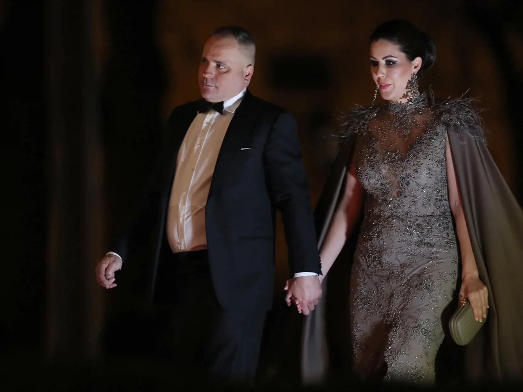 Príchody po červenom koberci na Ples v opere 2020. Juraj Droba s partnerkou Luciou.