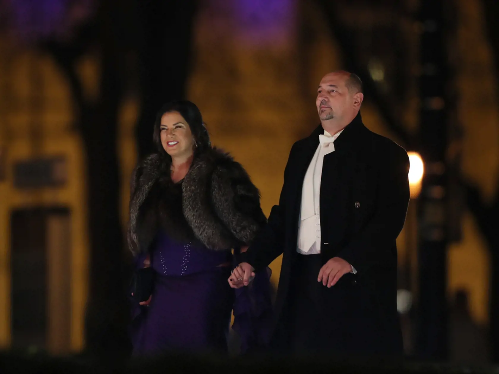 Príchody po červenom koberci na Ples v opere 2020. Iveta Malachovská s manželom.