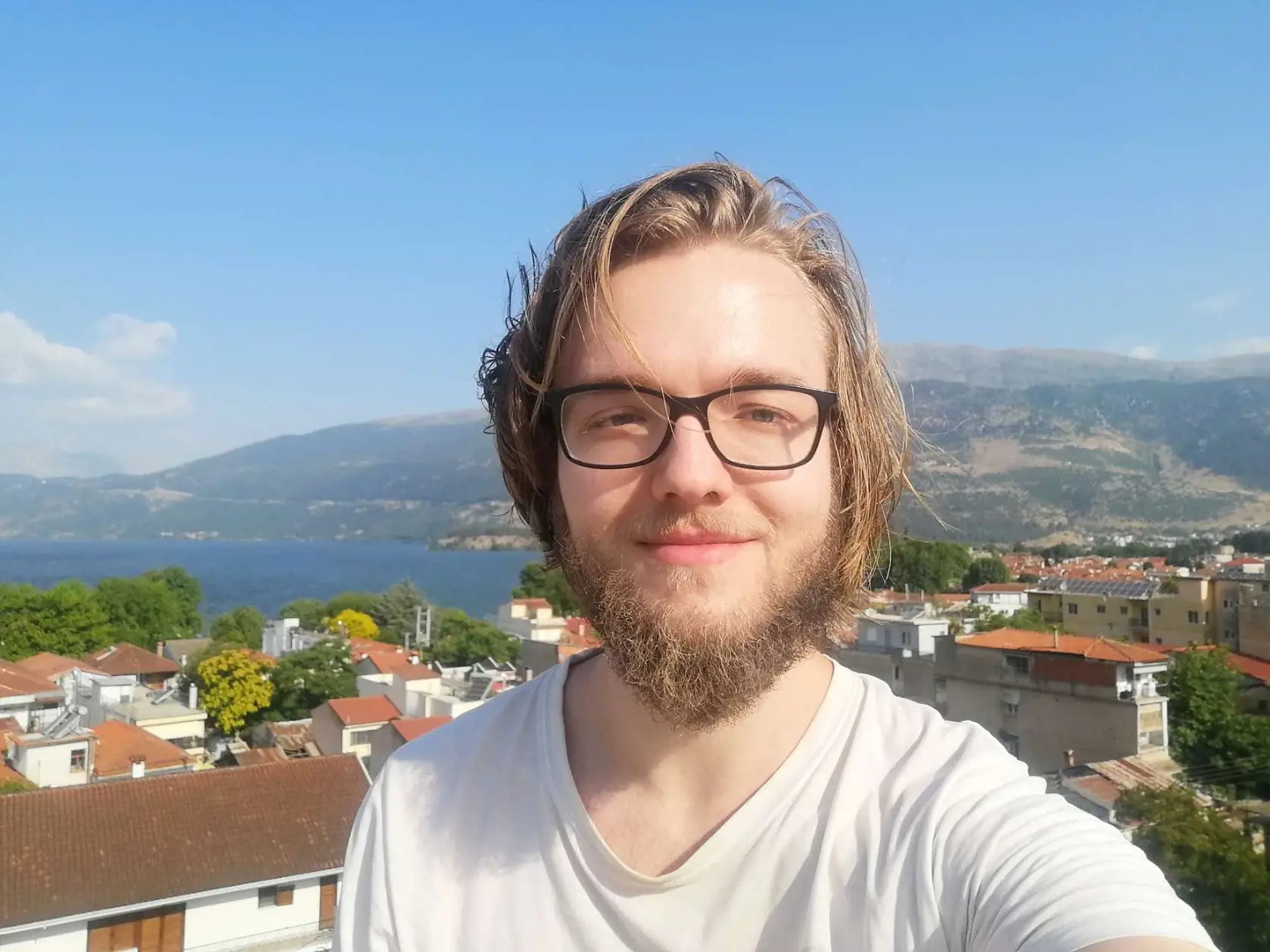 Ján Kurek je vysoký 185 centimetrov, štíhly, má dlhšie hnedé vlasy a modré oči. Stratil sa v Grécku, kde v lete pomáhal v utečeneckom tábore. Potom si vybral pár dní dovolenky s tým, že si spraví výlet do hôr.