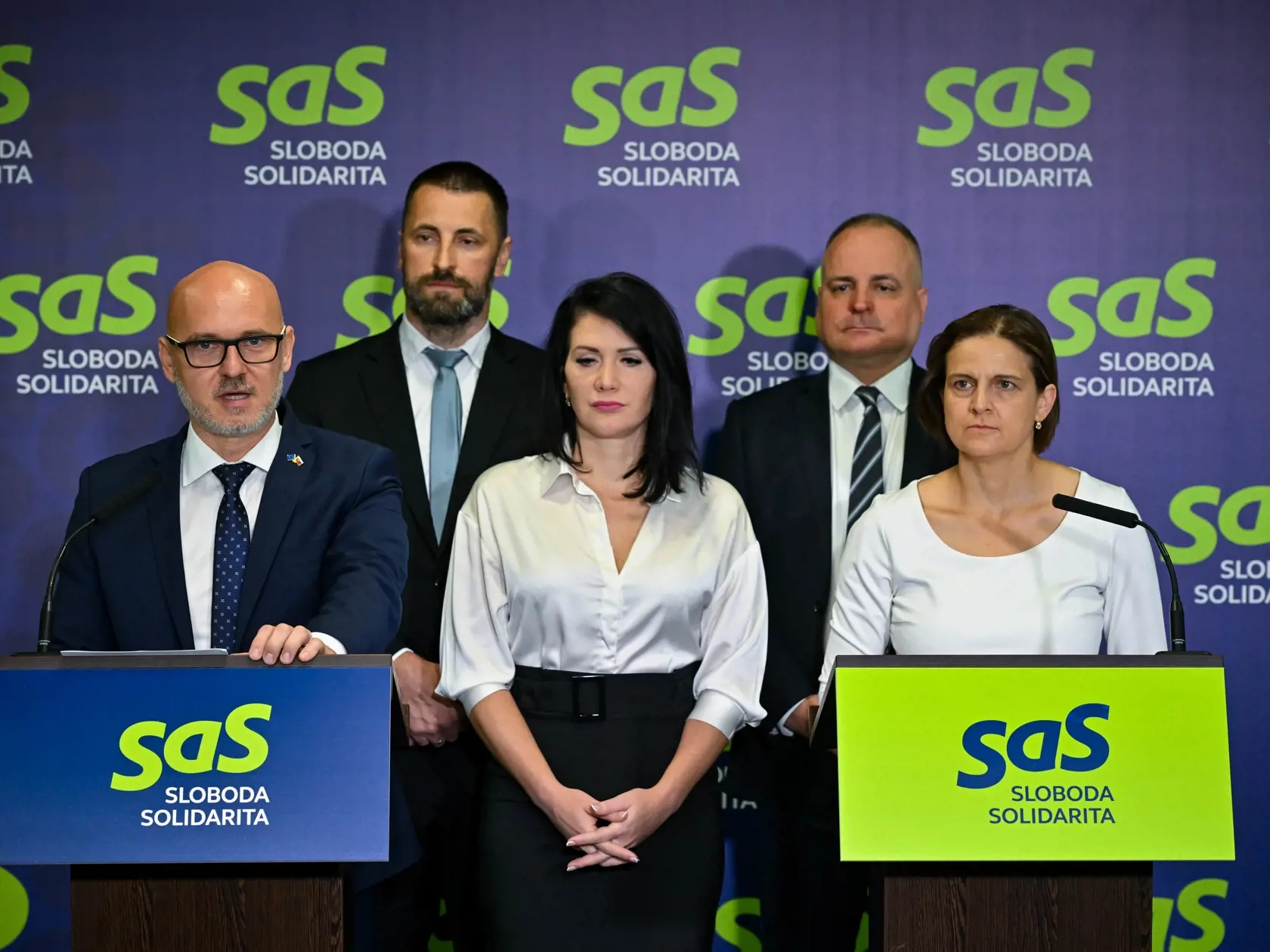 Na snímke zľava predseda strany Sloboda a Solidarita (SaS) Branislav Gröhling, podpredseda strany SaS Marián Viskupič, podpredsedkyňa strany SaS Jana Bittó Cigániková, podpredseda strany SaS Juraj Droba, podpredsedkyňa strany SaS Mária Kolíková počas tlačovej konferencie strany k predstaveniu nových podpredsedov vo štvrtok 11. apríla 2024 v Bratislave. FOTO TASR - Pavol Zachar