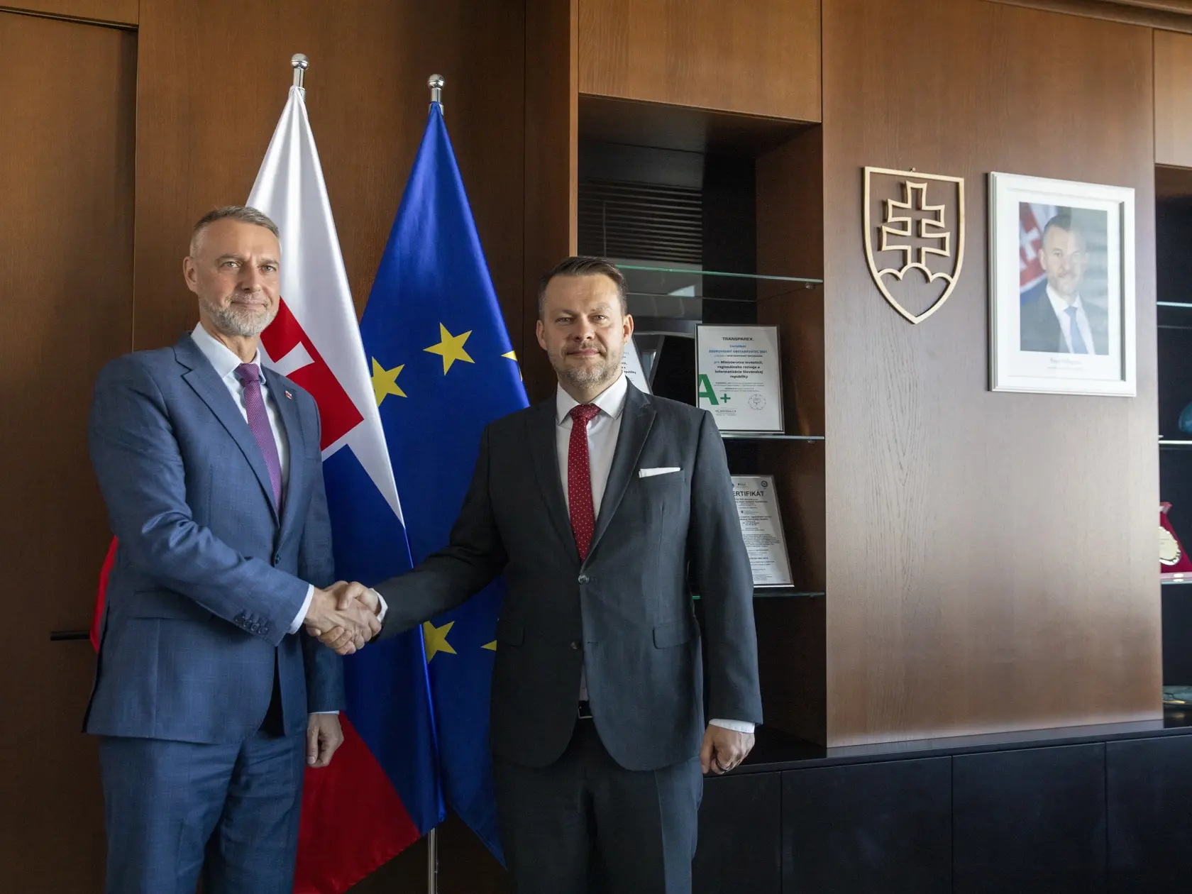 Na snimke je príchod nového ministra investícií, regionálneho rozvoja a informatizácie, MIRRI, Samuela Migaľa.
Úrad odovzdáva Richard Raši.
