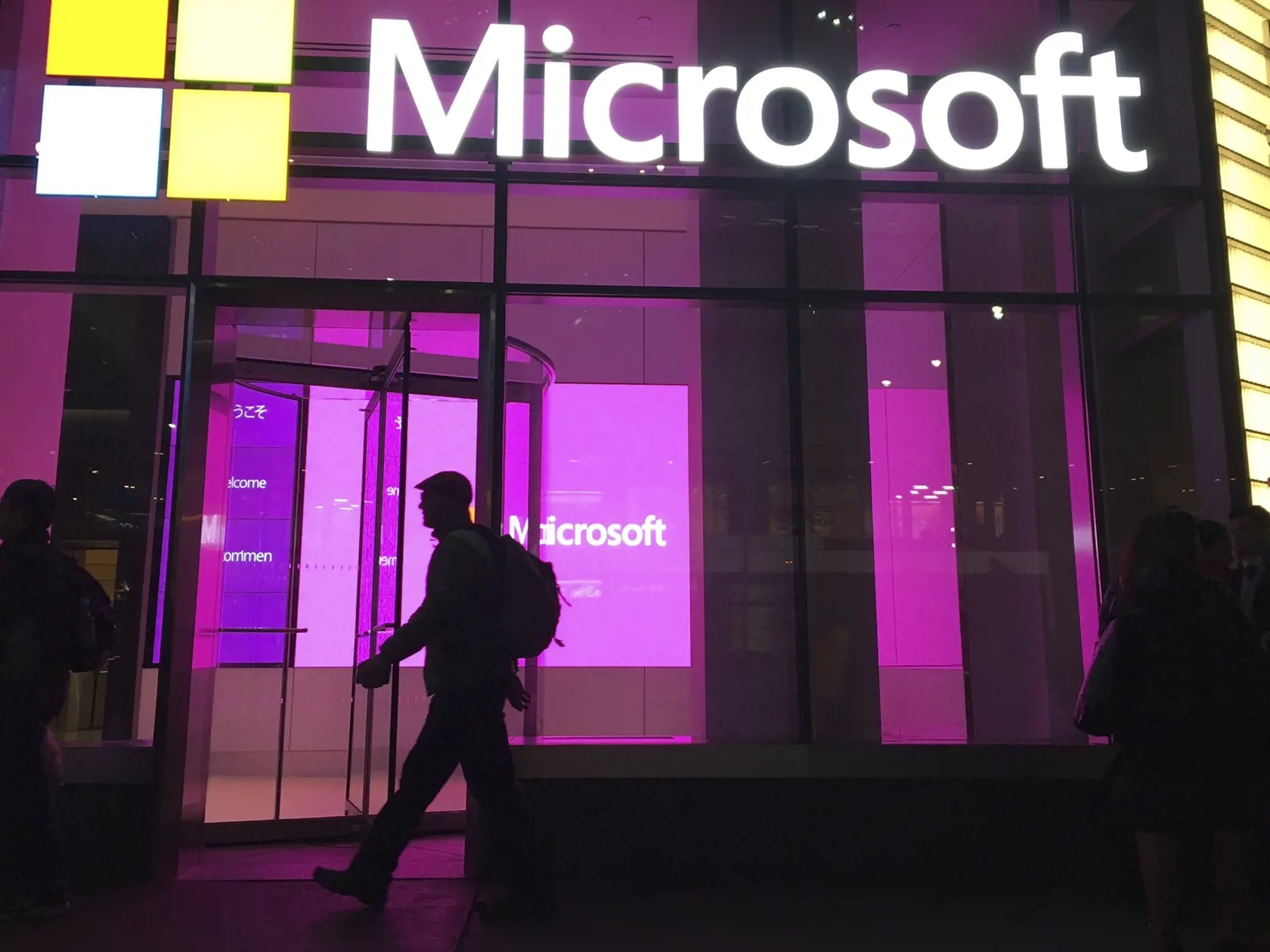 WA 28 archív New York - Na archívnej snímke z 10. januára 2016 ľudia kráčajú okolo kancelárií amerického technologického koncernu Microsoft v New Yorku. Zisk Microsoftu v uplynulom kvartáli z dôvodu ekonomickej neistoty klesol o 12 %. Upravený zisk však vďaka rastu cloudovej divízie prekonal očakávania trhu. Microsoft plánuje zrušiť tisícky pracovných miest naprieč viacerými divíziami. Očakávané prepúšťanie tak bude ďalším v americkom technologickom sektore, keďže aj Amazon a Meta v poslednom ob