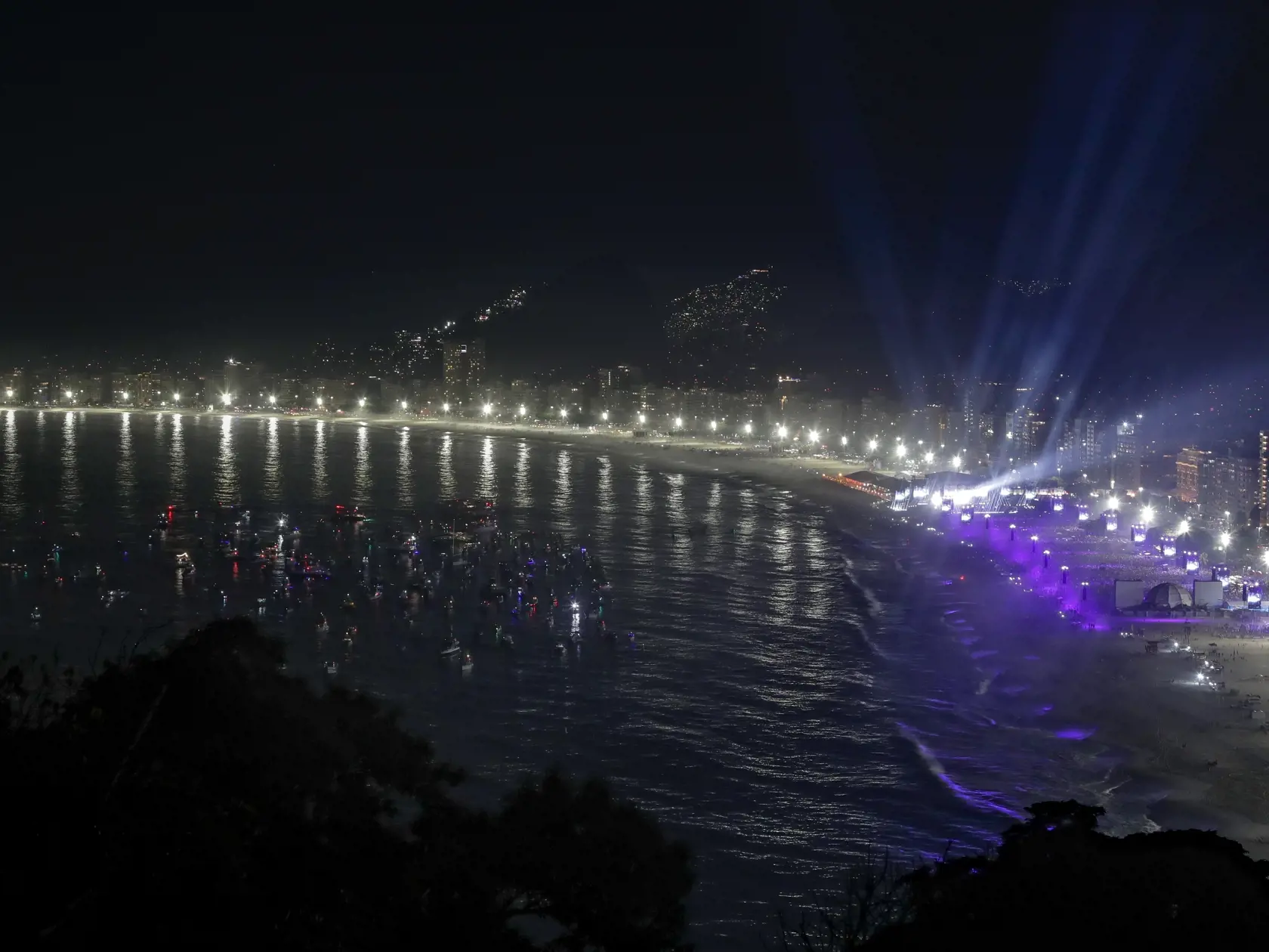 Americká speváčka  Madonna vystupuje počas bezplatného koncertu
na pláži Copacabana v brazílskom Riu de Janeiro v sobotu 4. mája 2024. Brazílsky koncert uzavrel turné Celebration, ktoré kráľovná popu odštartovala vlani v októbri v Londýne. FOTO TASR/AP