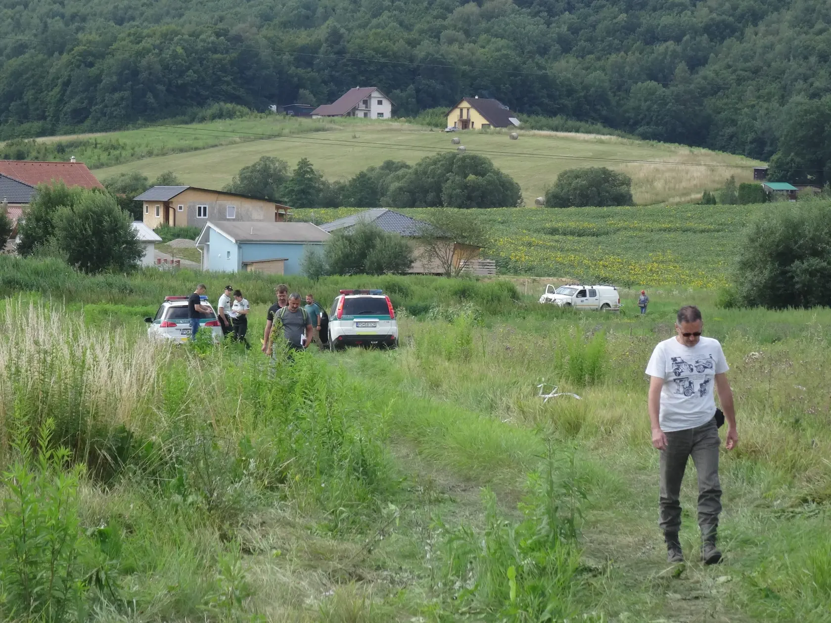 Polícia a vyšetrovatelia ešte v nedeľu pracovali na mieste nešťastia.