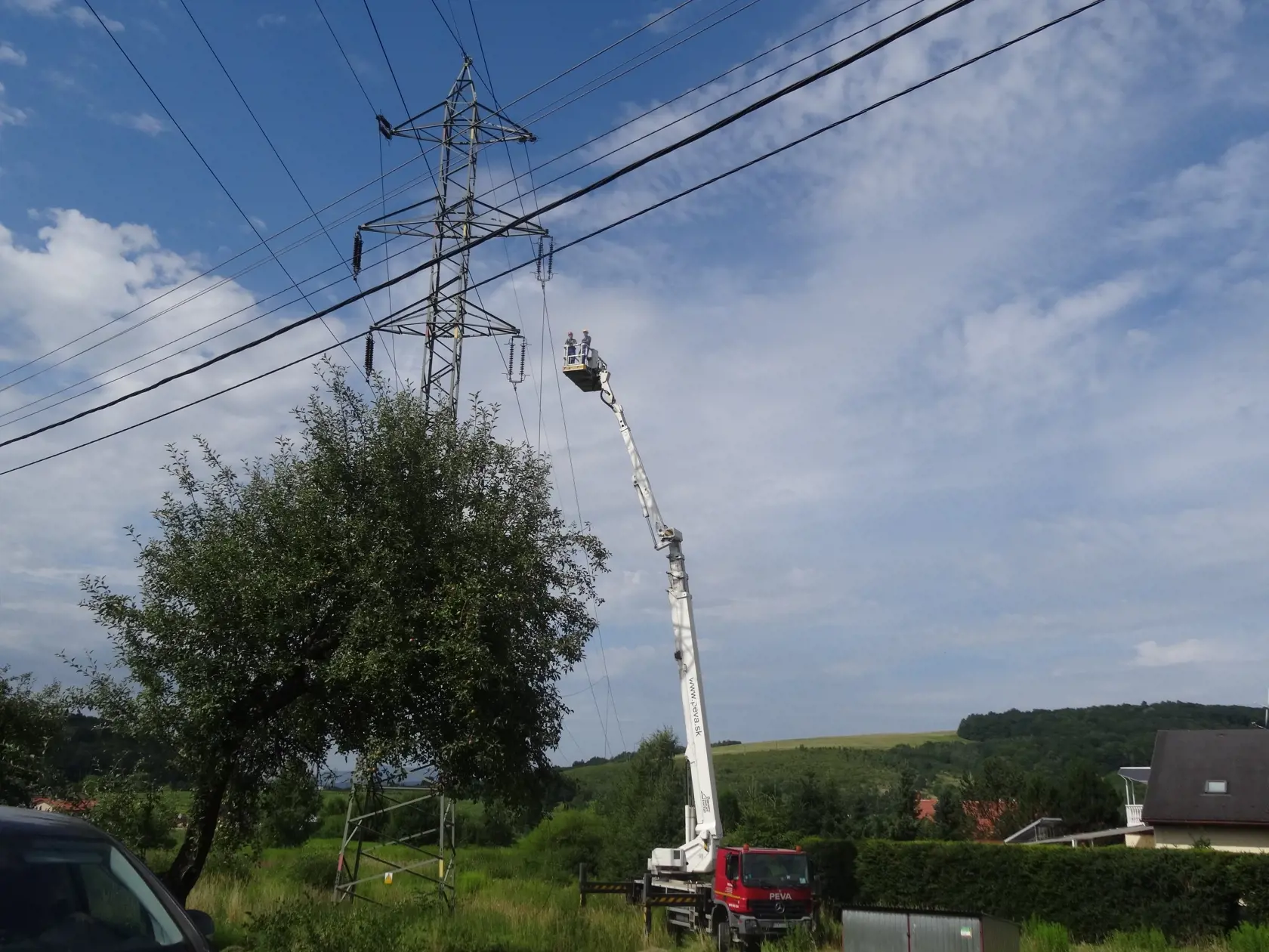 V nedeľu pracovníci distribučnej firmy  opravovali v Kanaši spadnuté drôty.