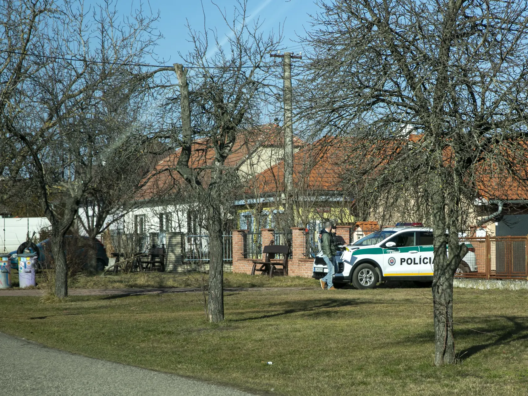 Pred domom Mariána Čurka stálo zaparkované policajné auto.