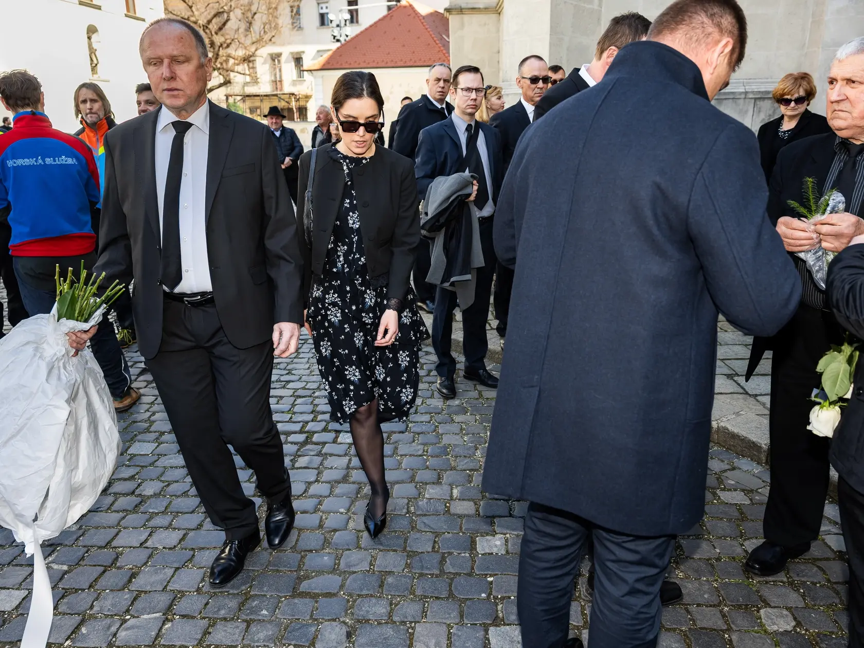 Posledná rozlúčka s hercom Štefanom Kvietikom za účasti rodiny aj verejnosti v Katedrále sv. Martina v Bratislave. Na snímke Sarah Arató.