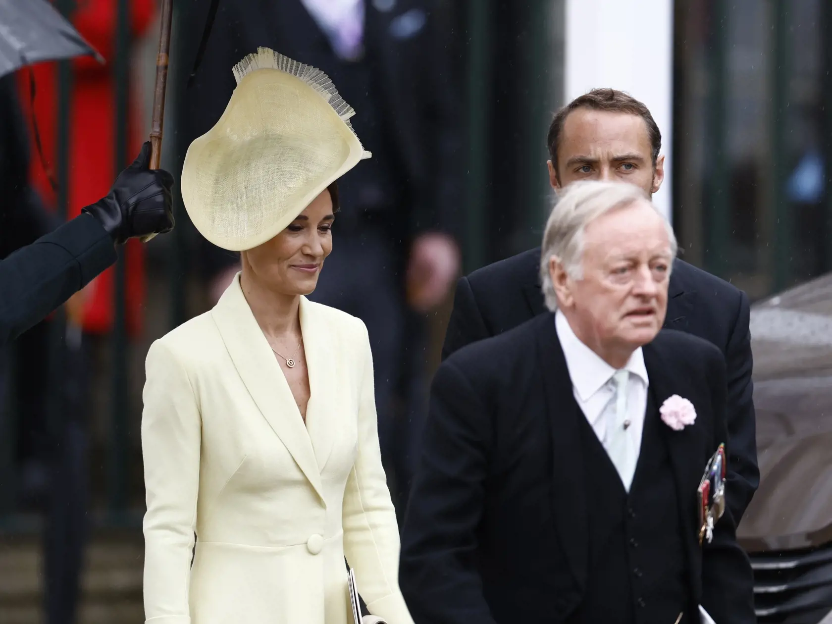Andrew Parker Bowles, za ním súrodenci princeznej Kate - Pippa a James Middletonovci