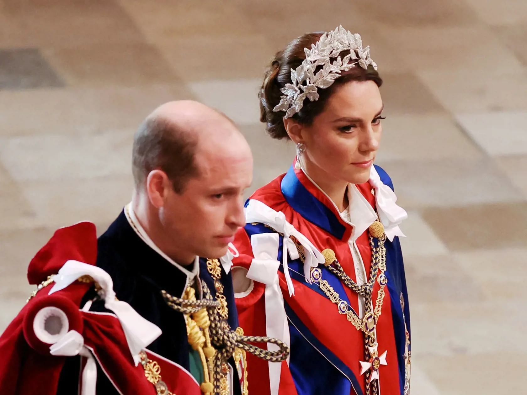 Princ William a princezná Kate prichádzajú na korunováciu kráľa Karola III.